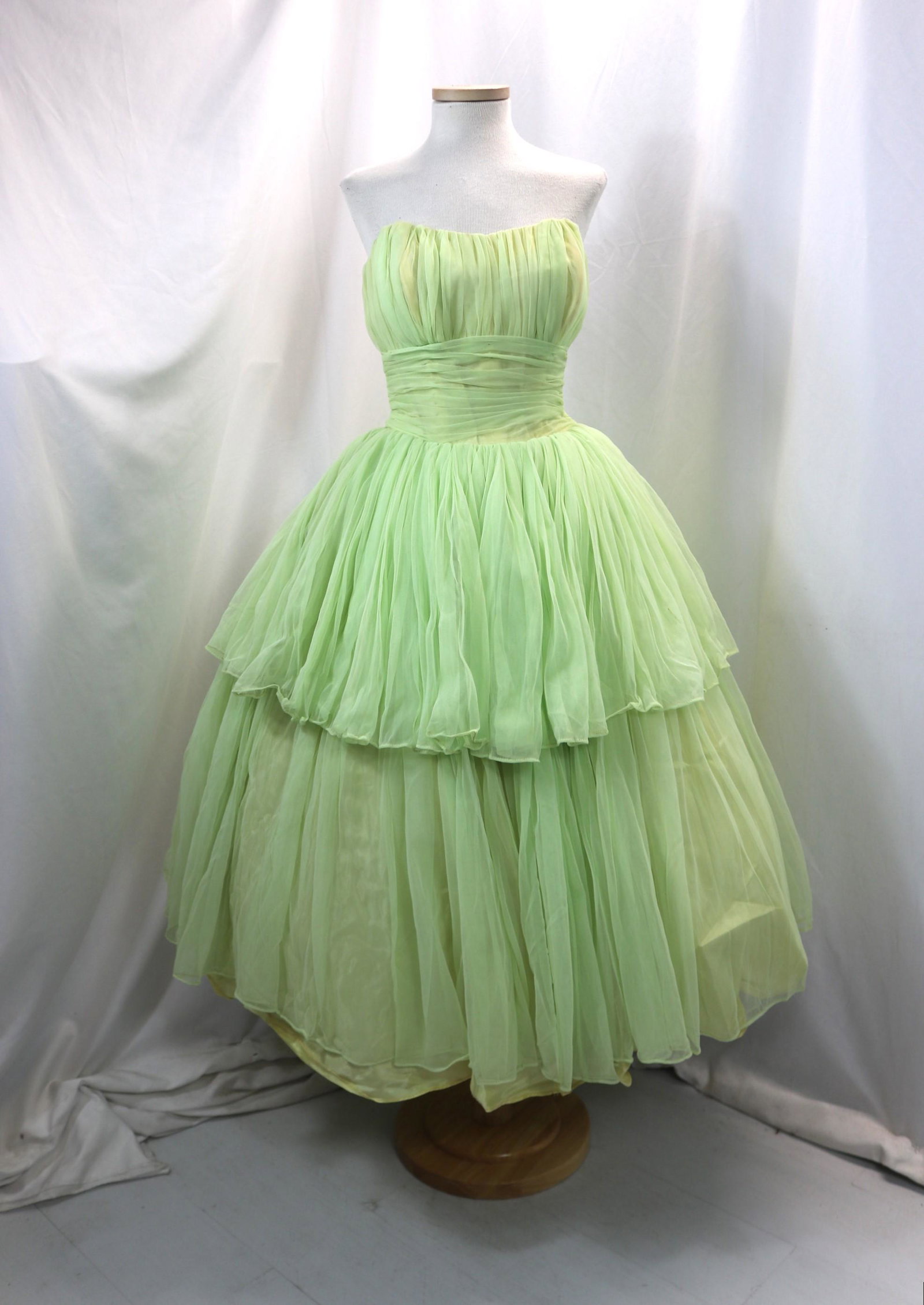 Vintage 1950's Green Sweet Heart Bodice Strapless Party Dress: approx. 32 bust, 25 waist, Possible old store stock, paper tag inside still in tacked, see photo's