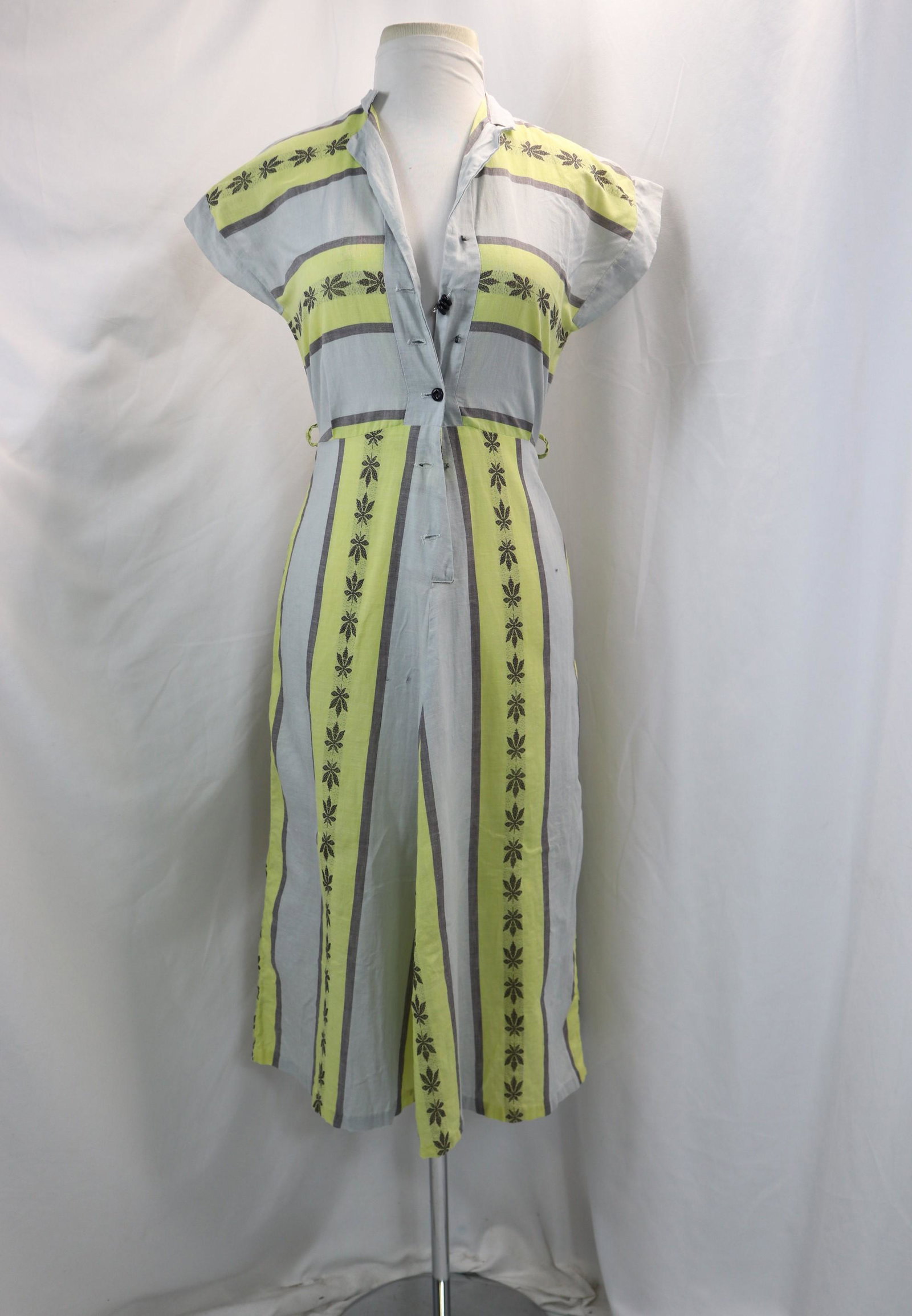 Vintage 1950's Marilyn Cotton Button Front Day Dress: approx. 32 bust, 26 waist, buttons need to be sewn back on, 2 are missing, a couple small stains on back, see photo's