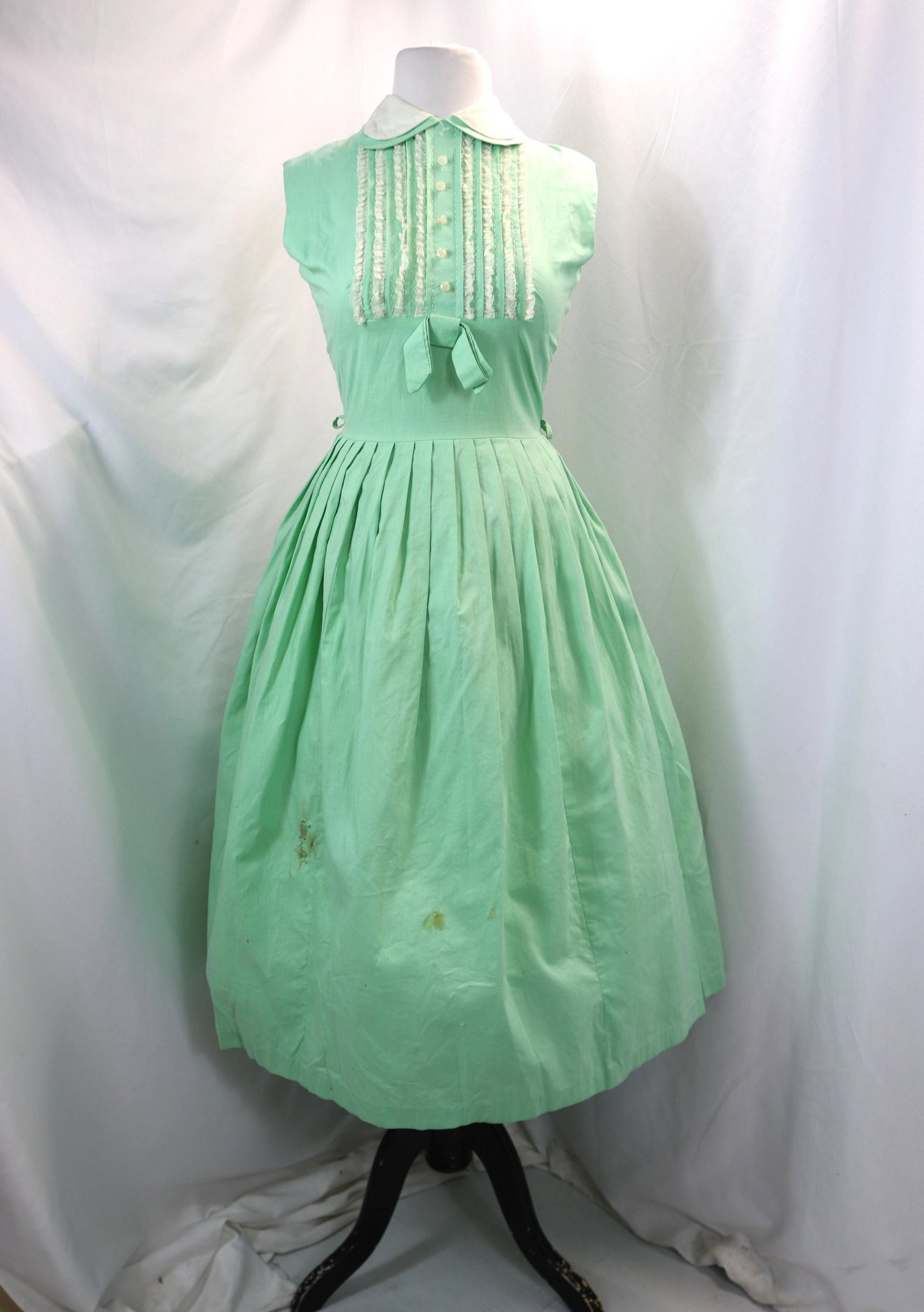Vintage 1960's Green Cotton & Lace Pleated Summer Dress: approx. 34 bust, 24 waist, good condition, see photo's