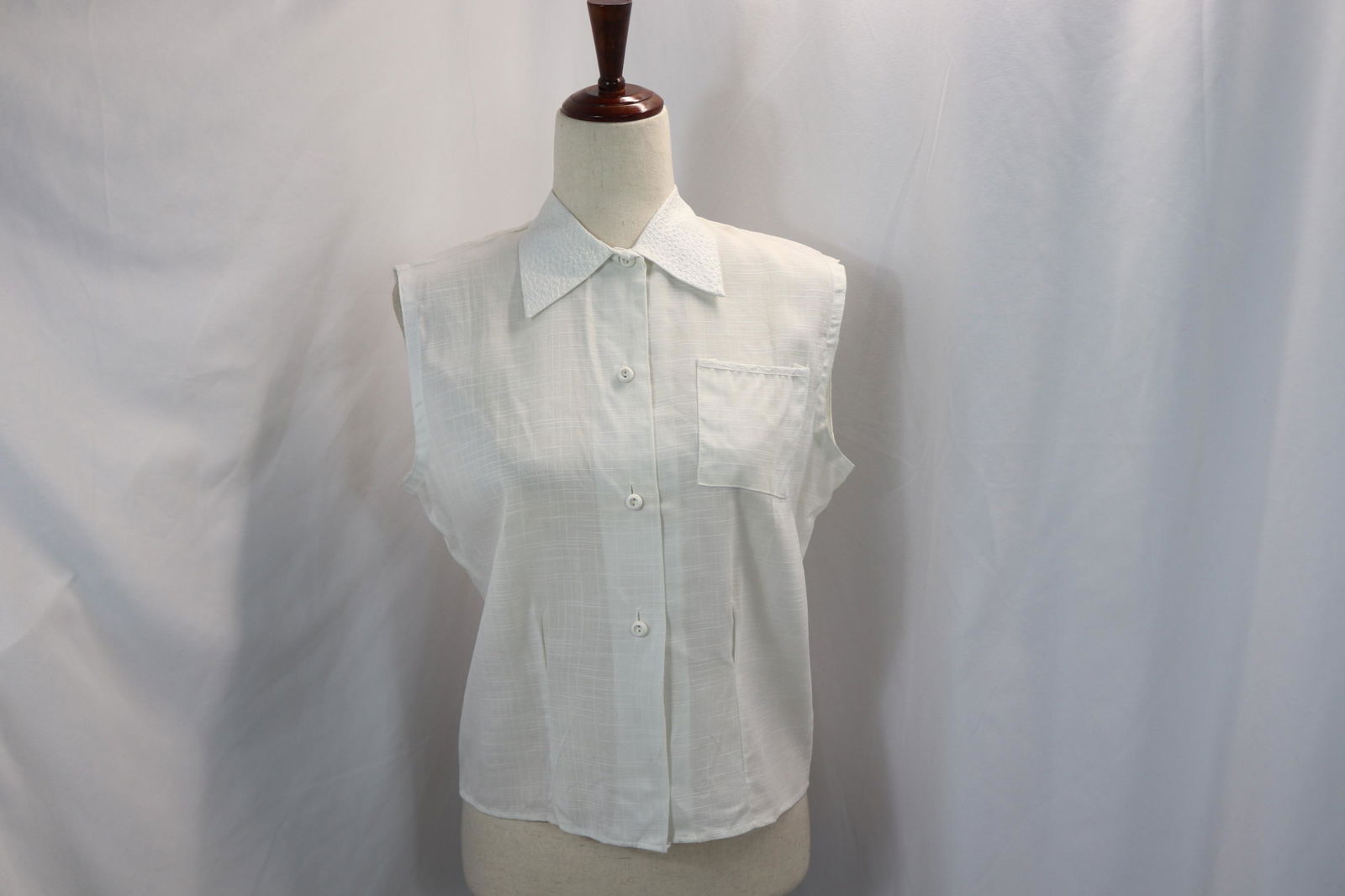 Vintage 1950/60's Ladies White Linen Sleeveless Blouse (1 of 6)