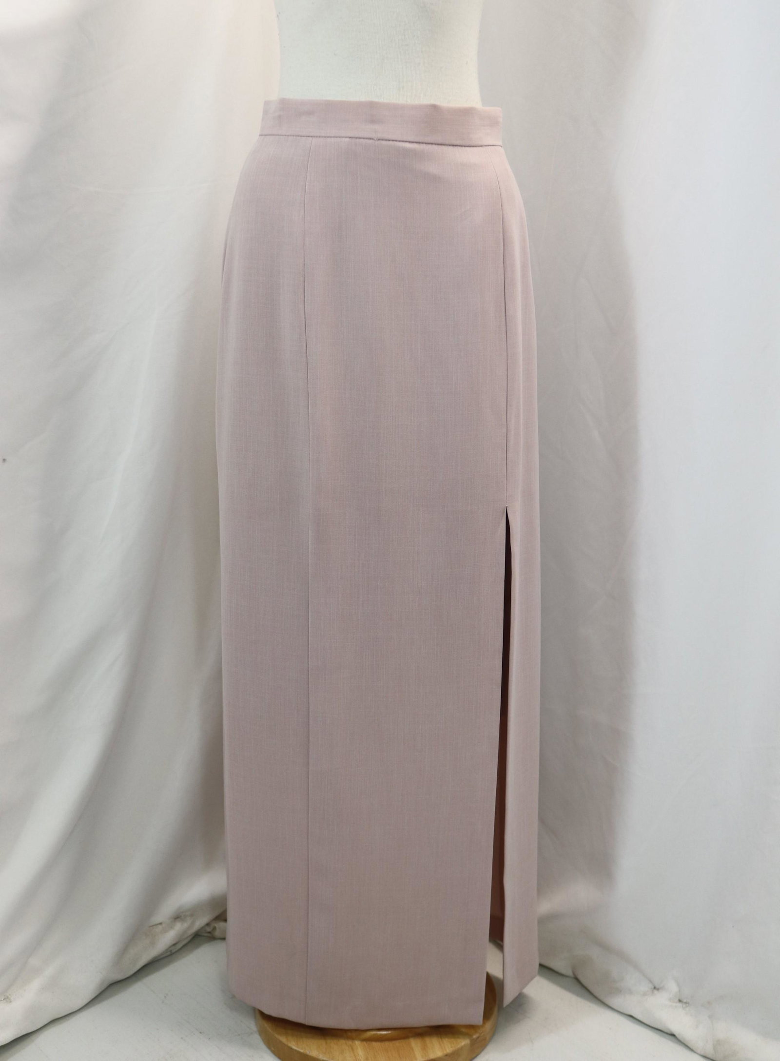 Vintage 1980's Dusty Rose Pencil Skirt: approx. 25 waist, 36 hips, good condition, see photo's