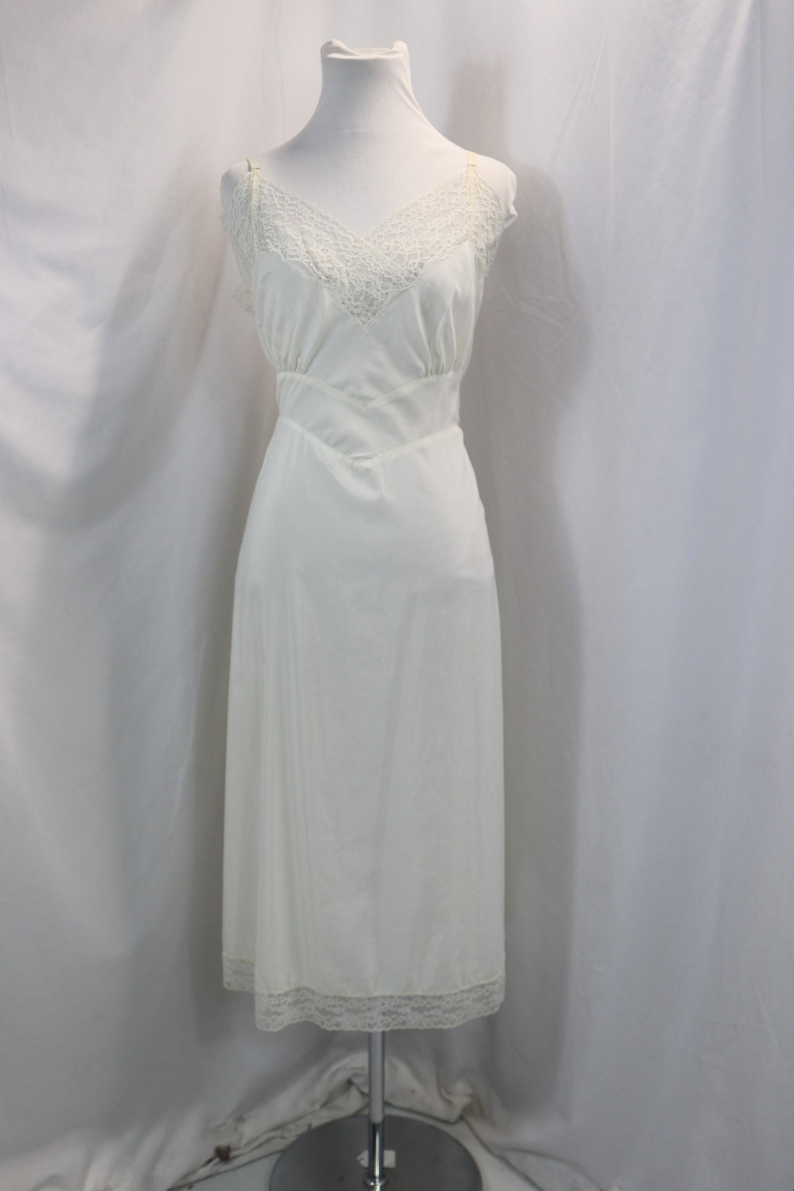 Vintage 1950's Laros Nylon Full Slip with Lace: size 38, good condition, see photo's