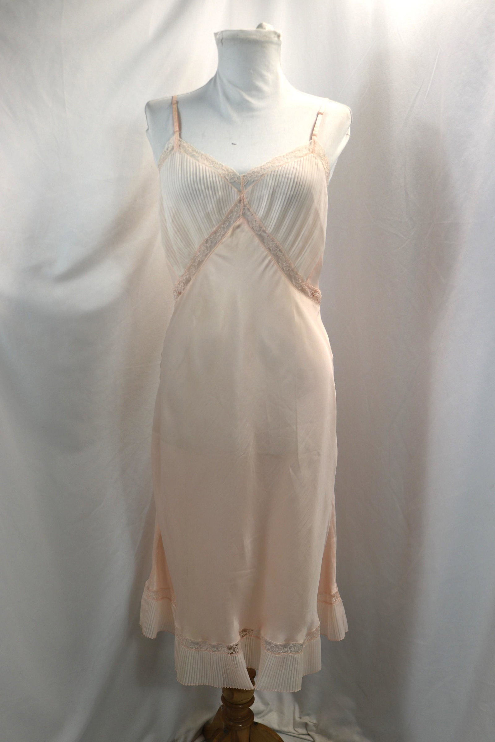 Vintage 1950's Barbizon Pink Nylon & Lace Full Slip: approx. 36 bust, 30 waist, good condition, see photo's