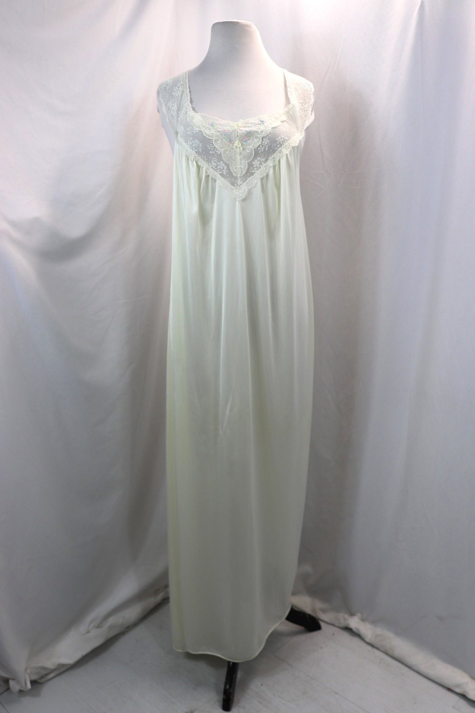 Vintage 1960's Vanity Fair, Nylon & Lace Negligee: approx. 38 bust, good condition, see photo's