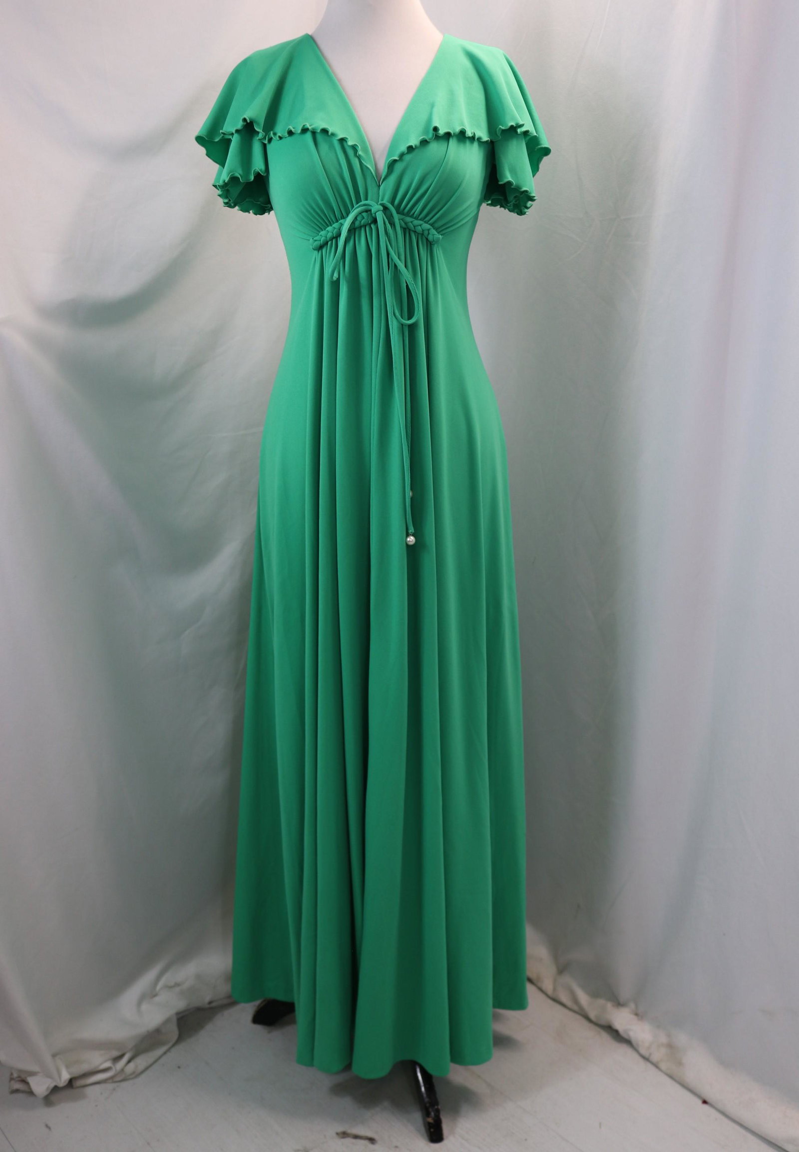 Vintage 1970's Kelly Green Shawl Collar Maxi Dress: approx. 34 bust, 29 waist, good condition, see photo's