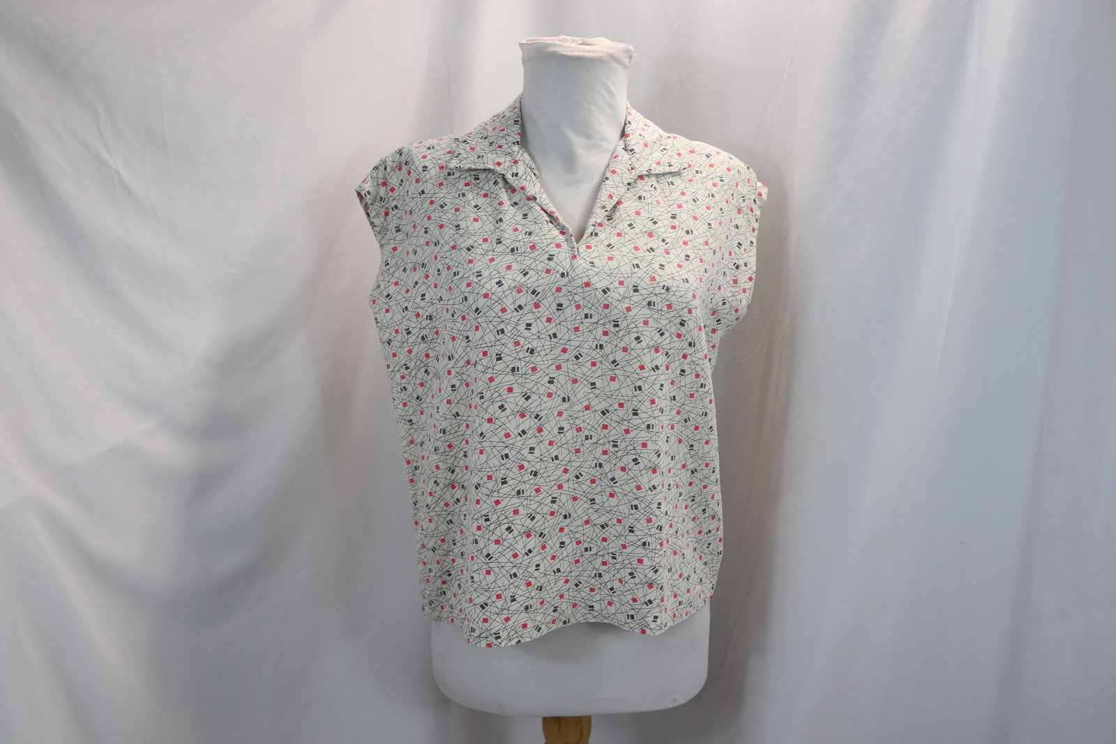 Vintage 1950's Rayon Sleeveless Ladies Blouse (1 of 4)