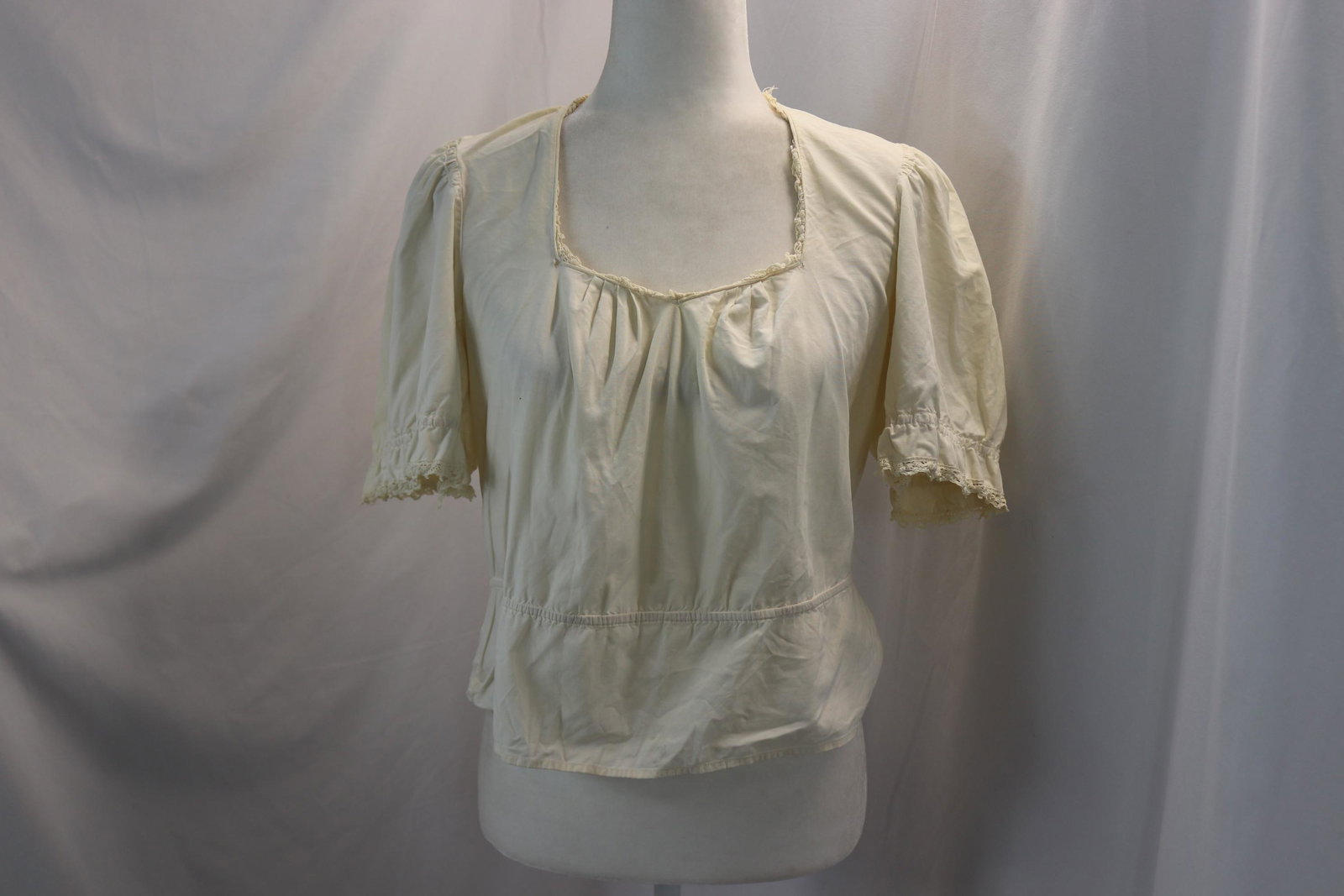 Vintage 1910's White Cotton & Lace Trimmed Blouse: approx. 38 bust, 36 waist, good condition, see photo's