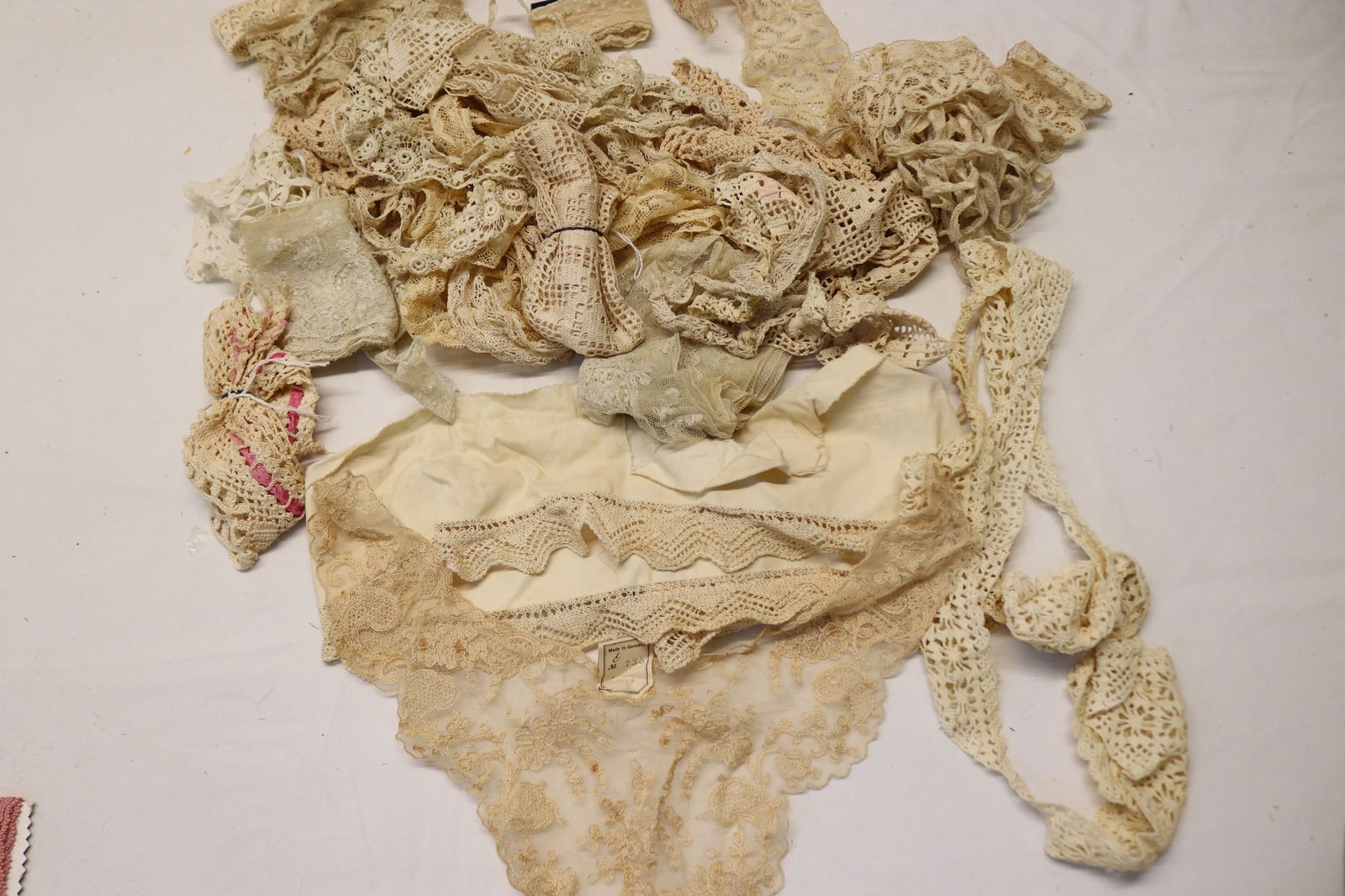 Lot of Antique & Vintage Lace Trims including German Lace Collar: see photo's
