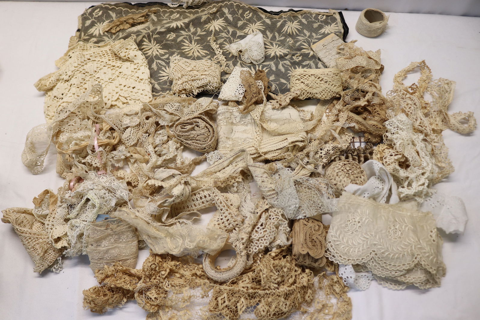 Large Lot of Antique & Vintage Lace & Trims (1 of 8)