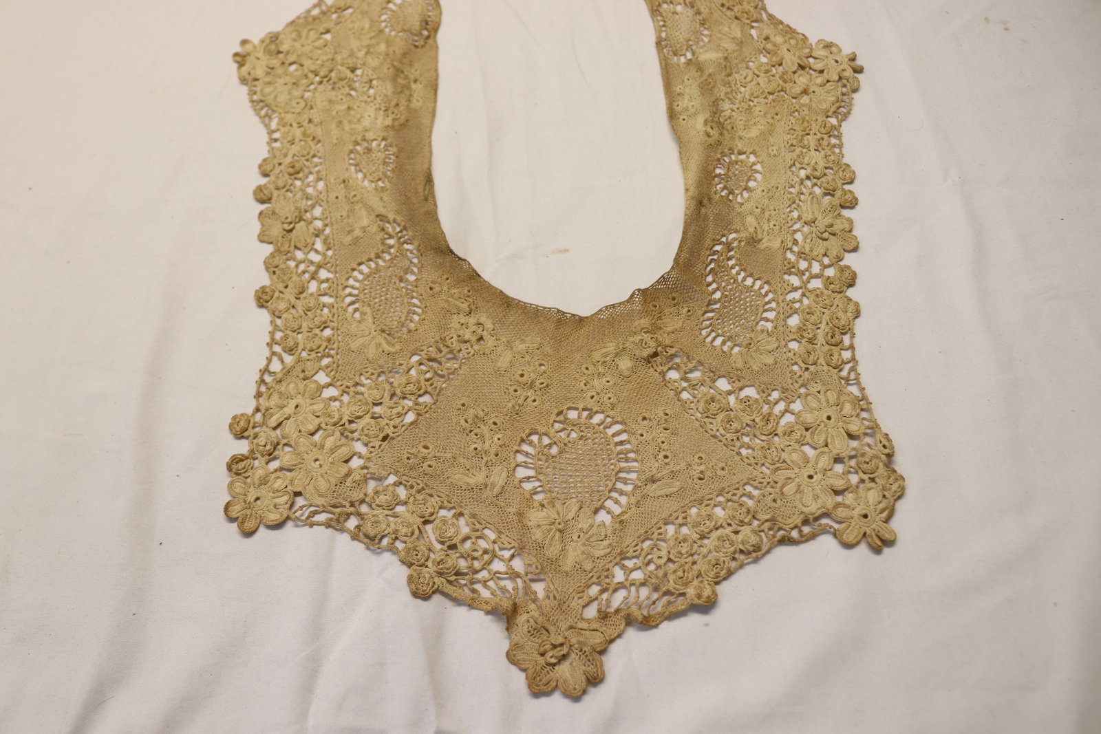 Antique Irish Crochet Collar: needs cleaning, see photo's