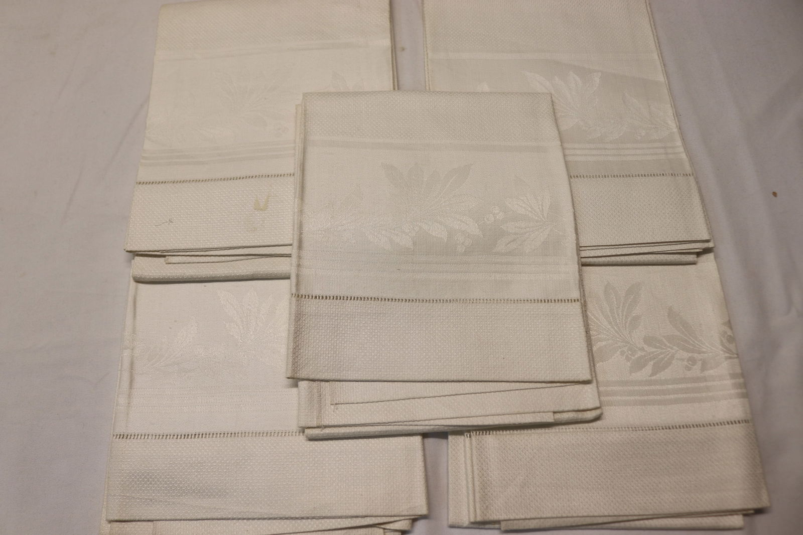 Lot of 5 Old Store Stock Linen Hand Towels: see photo's