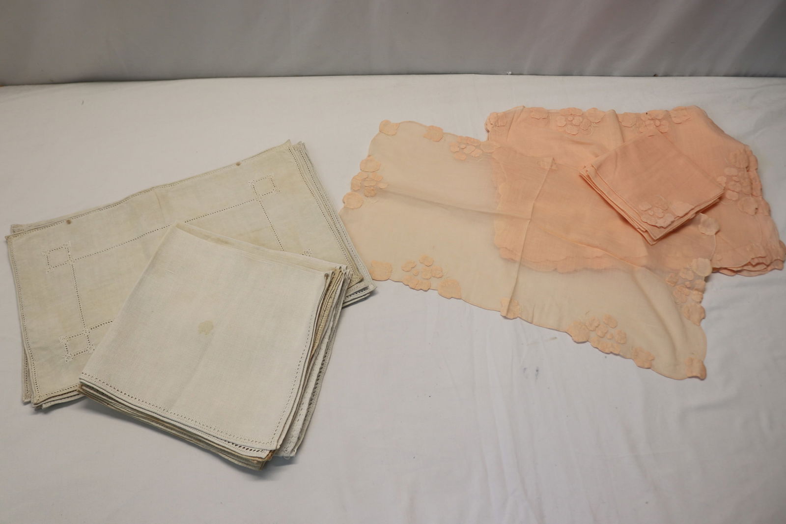 Lot of 2 Sets of Vintage Placemats with Matching Napkins (1 of 3)