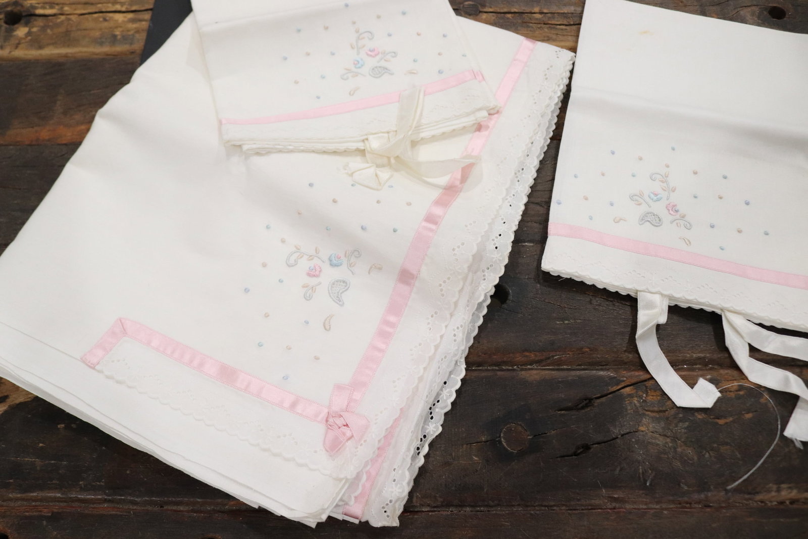 Vintage Old Store Stock Embroidered Flat Sheet & Matching Pillow Cases (1 of 6)