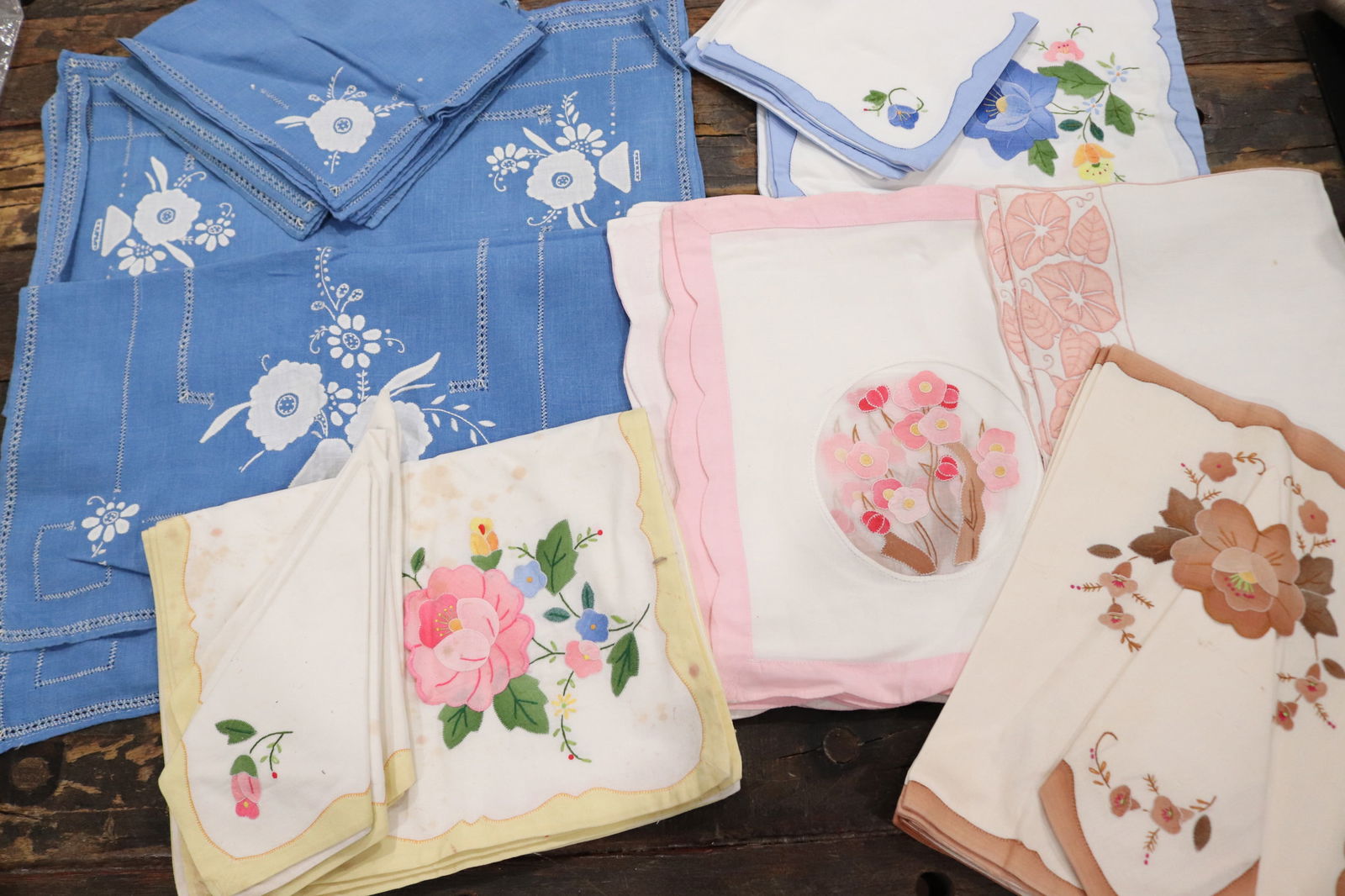 Lot of 6 Sets of Vintage Applique Placemats, 1 Old Store Stock, 4 with Napkins: see photo's, some need cleaning