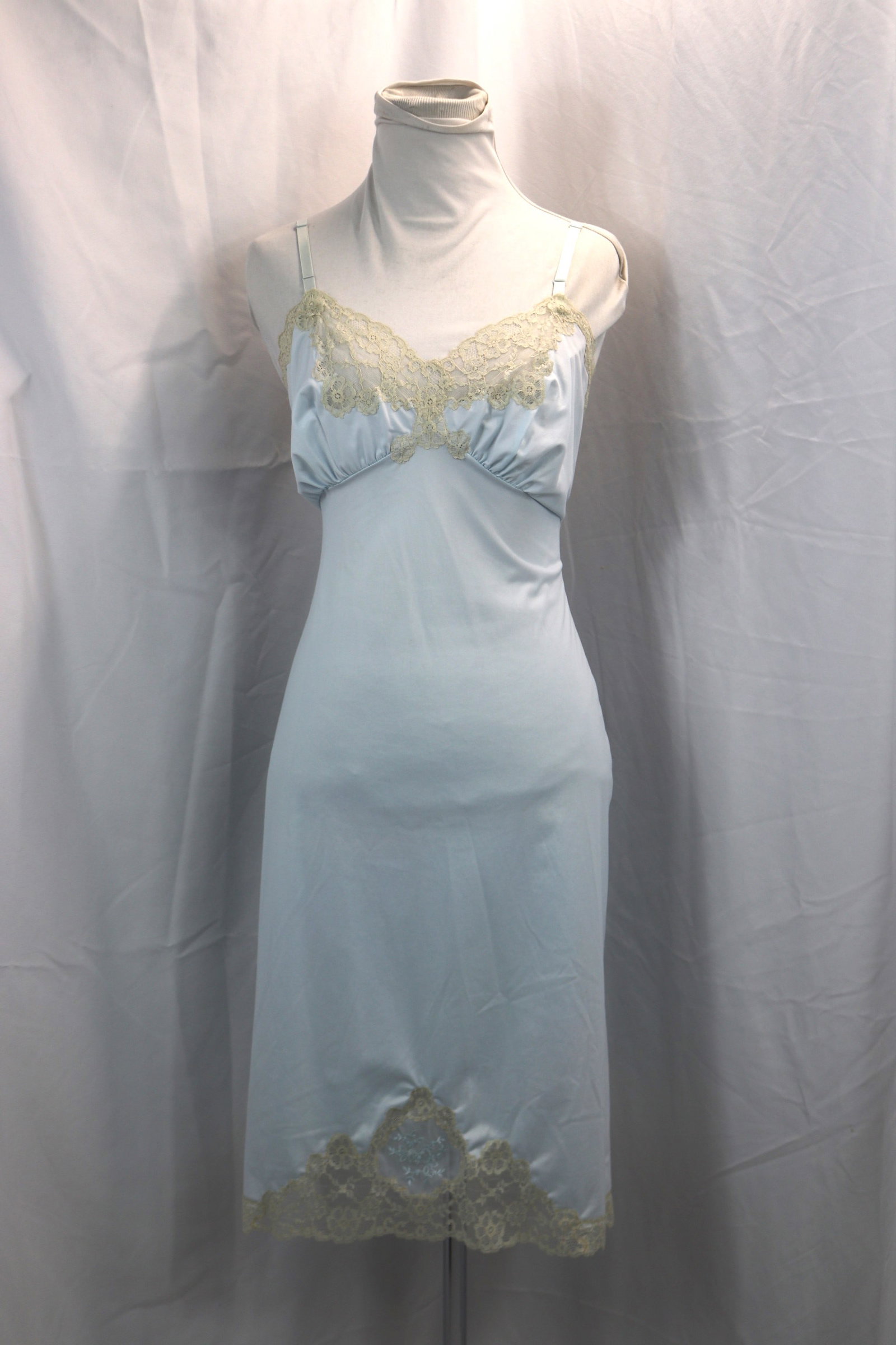 Vintage 1950's Blue Nylon & Lace Full Slip: approx. 32 bust, good condition, see photo's