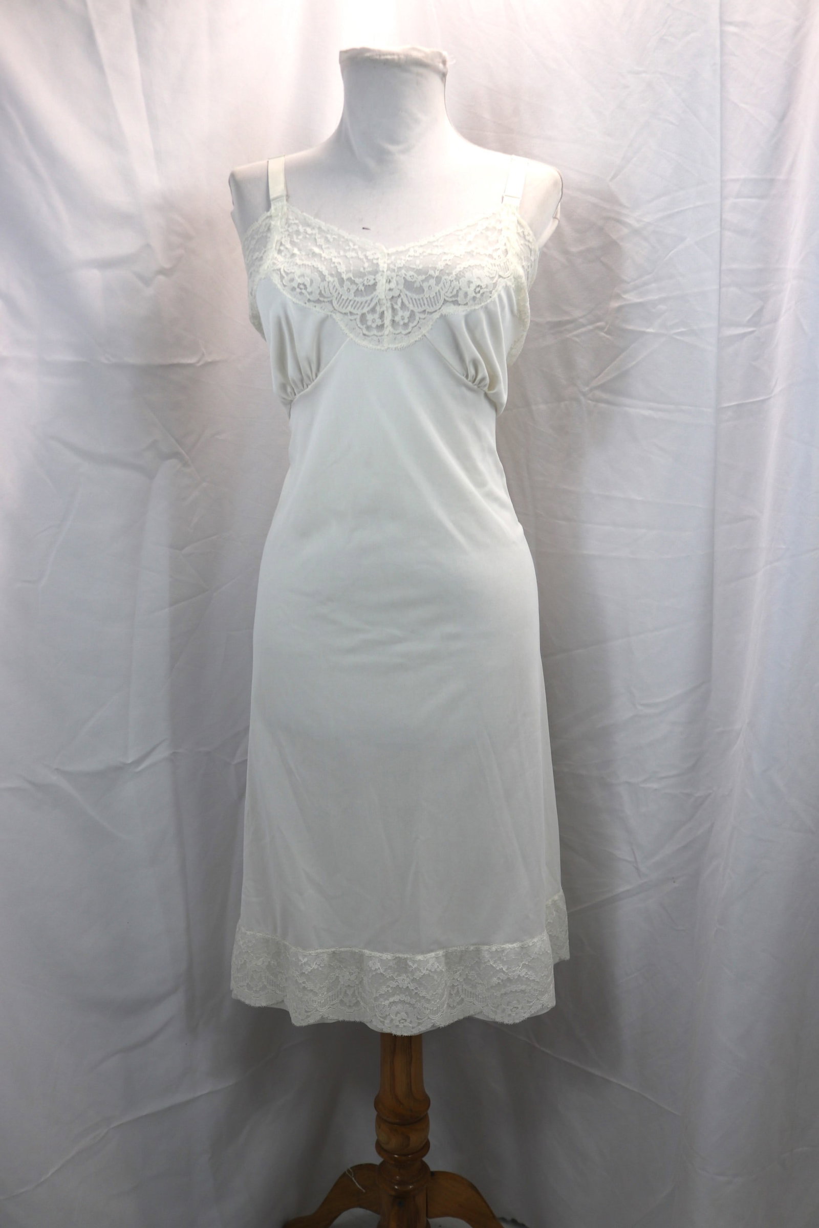 Vintage 1950's Perlcrest Nylon & Lace Full Slip: size 40, good condition, see photo's