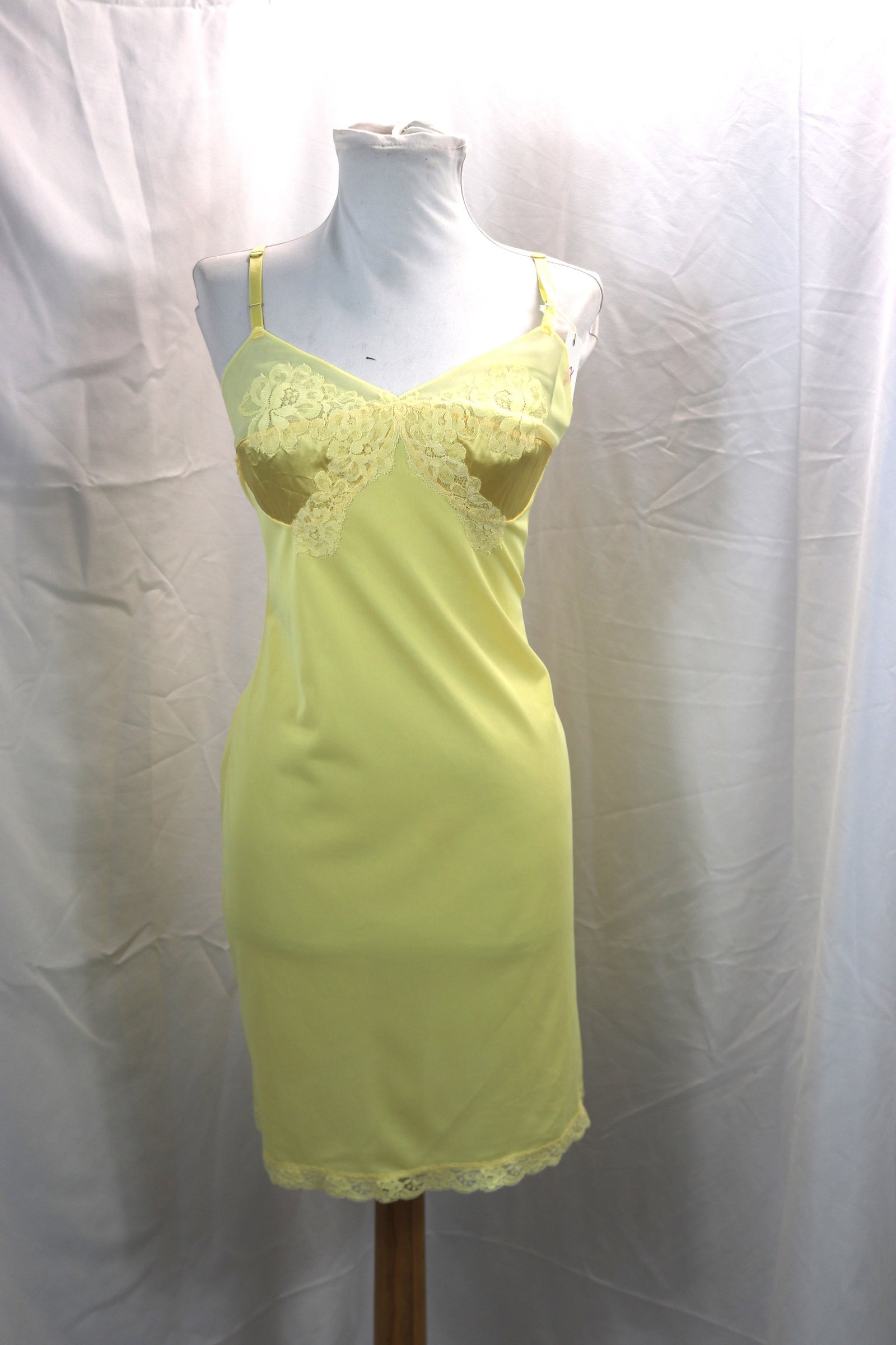 Vintage 1960's Gossard Artemis Yellow Nylon & Lace Full Slip: Size 36 short, Good Condition, see photo's