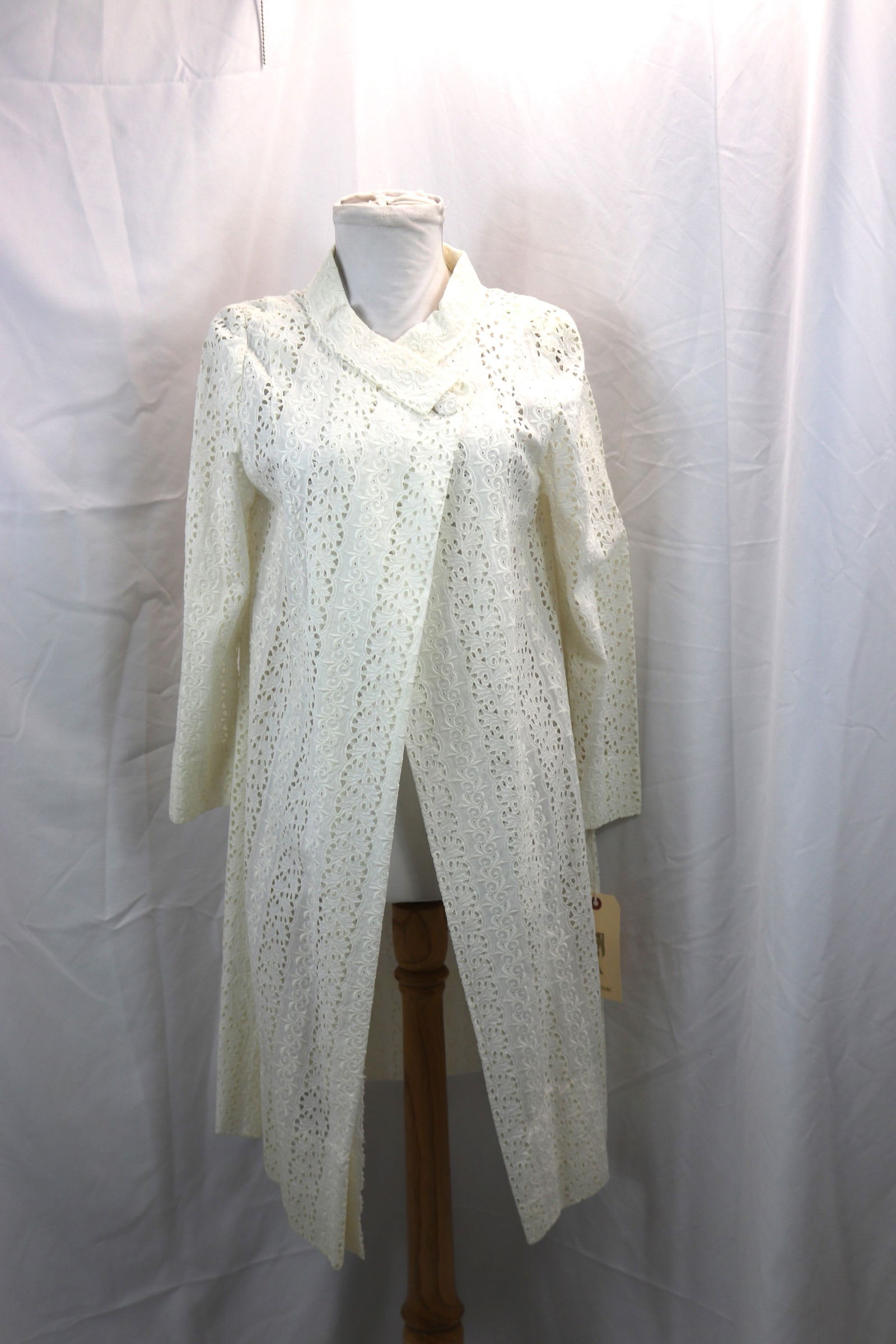 Vintage 1960's White Eyelet Embroidered, Clutch Front Duster (1 of 4)