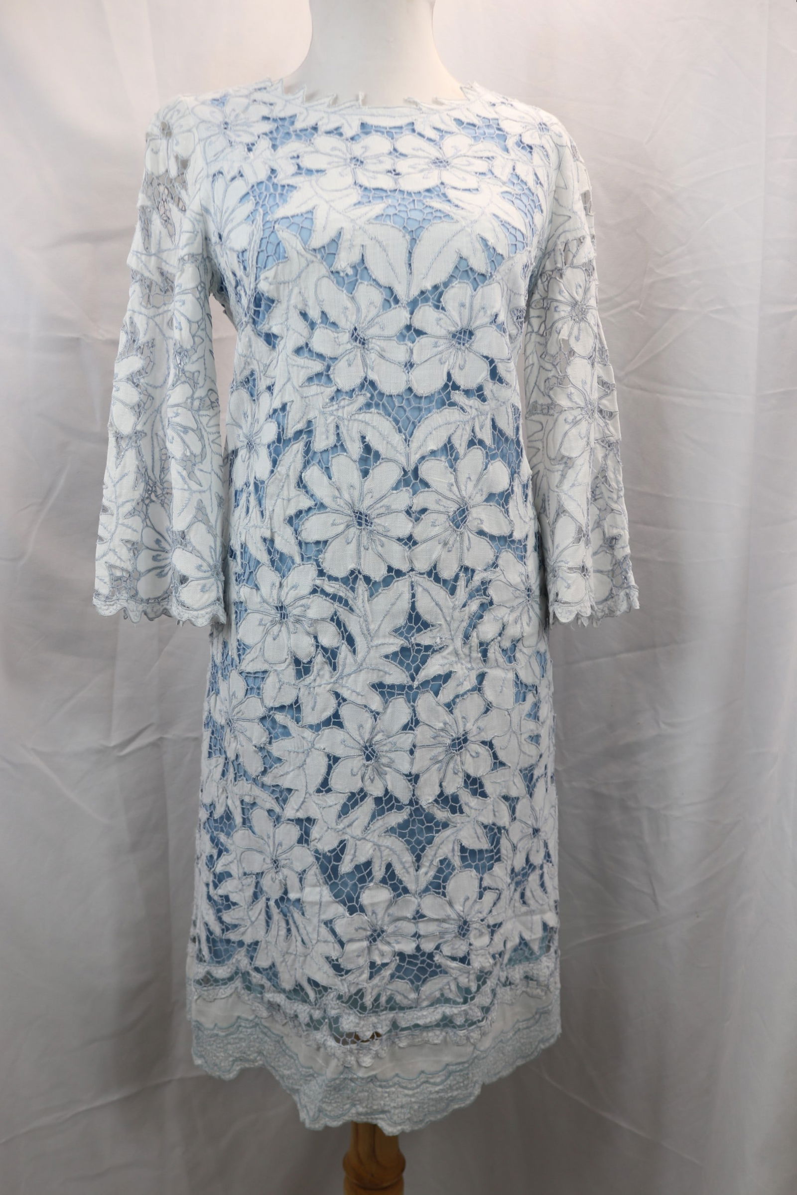 Vintage 1960's Aymar Fashions White & Blue Linen Cutwork Dress with Scalloped Hem: approx. 38 bust, 40 waist, good condition, see photo's