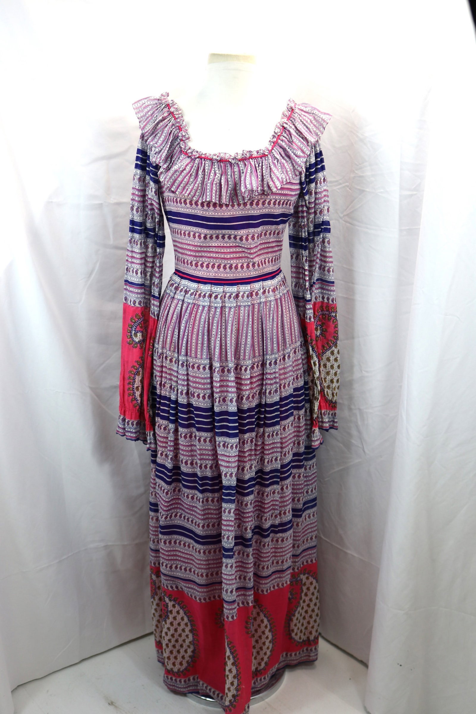Vintage 1970's House of Arts Blue, White & Pink Paisley Print Maxi Dress: approx. 34 bust, 26 waist, elastic on sleeve cuffs is dried out, otherwise good condition, see photo's
