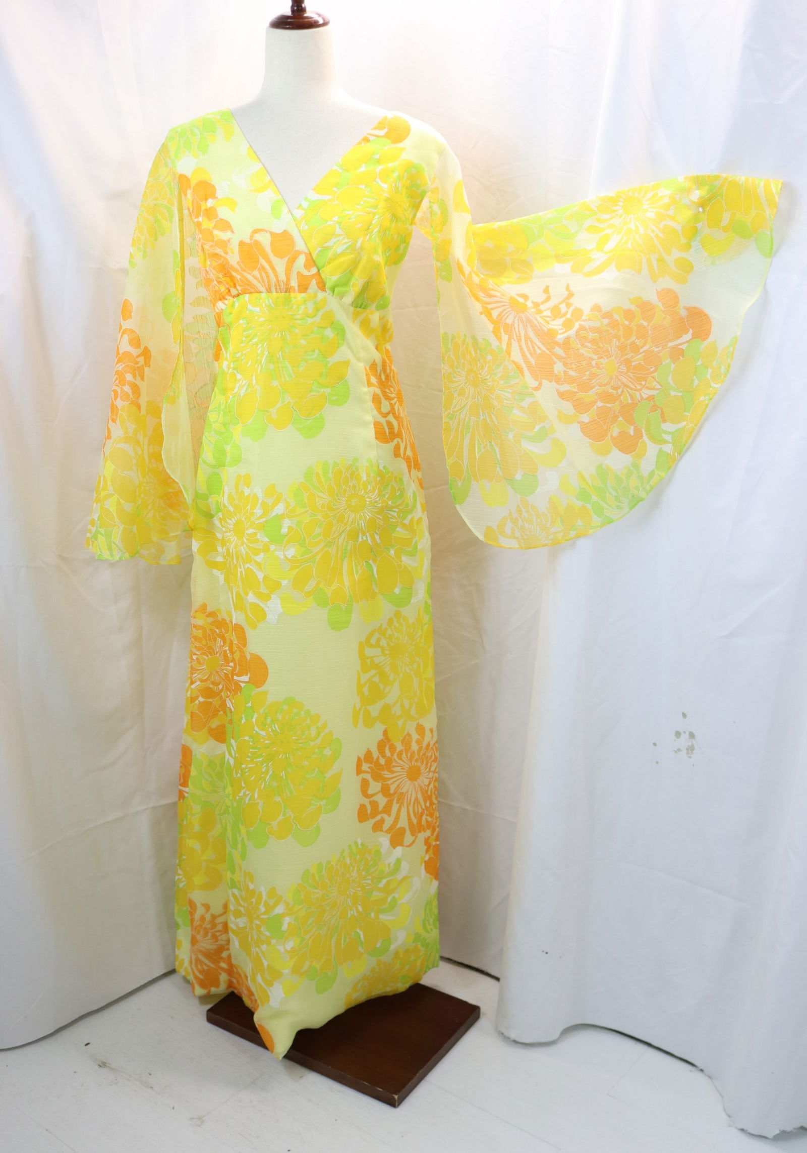 Vintage 1970's Alfred Shaheen Yellow & Orange Print with Open Shawl Sleeve Maxi Dress: approx. 42 bust, 36 waist, good condition, see photo's