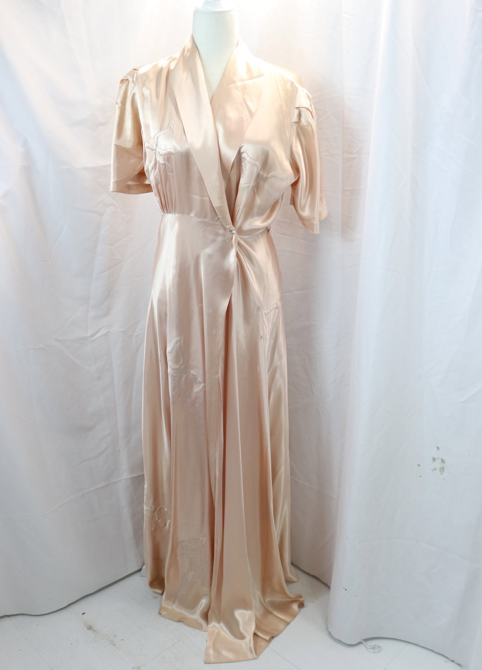 Vintage 1930's Bluch Pink Satin Quilted Robe: approx. 40 bust, 30 waist, missing snap and eye hook needs to be stitched on, a couple holes, and scuff type marks, see photo's