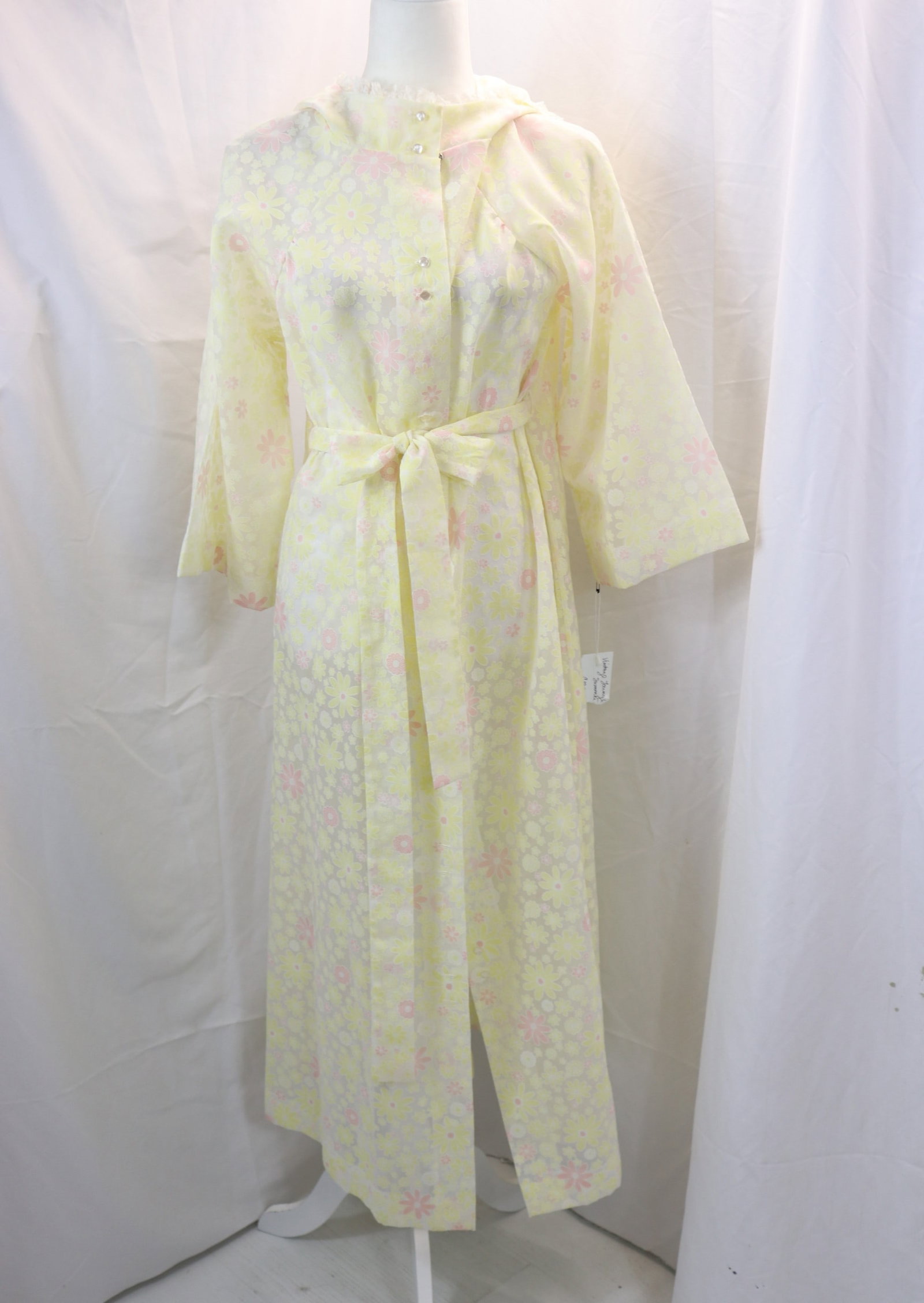 Vintage 1970's Daisy Print Hooded Full Length Robe: approx. 42 bust, 44 waist, good condition, see photo's