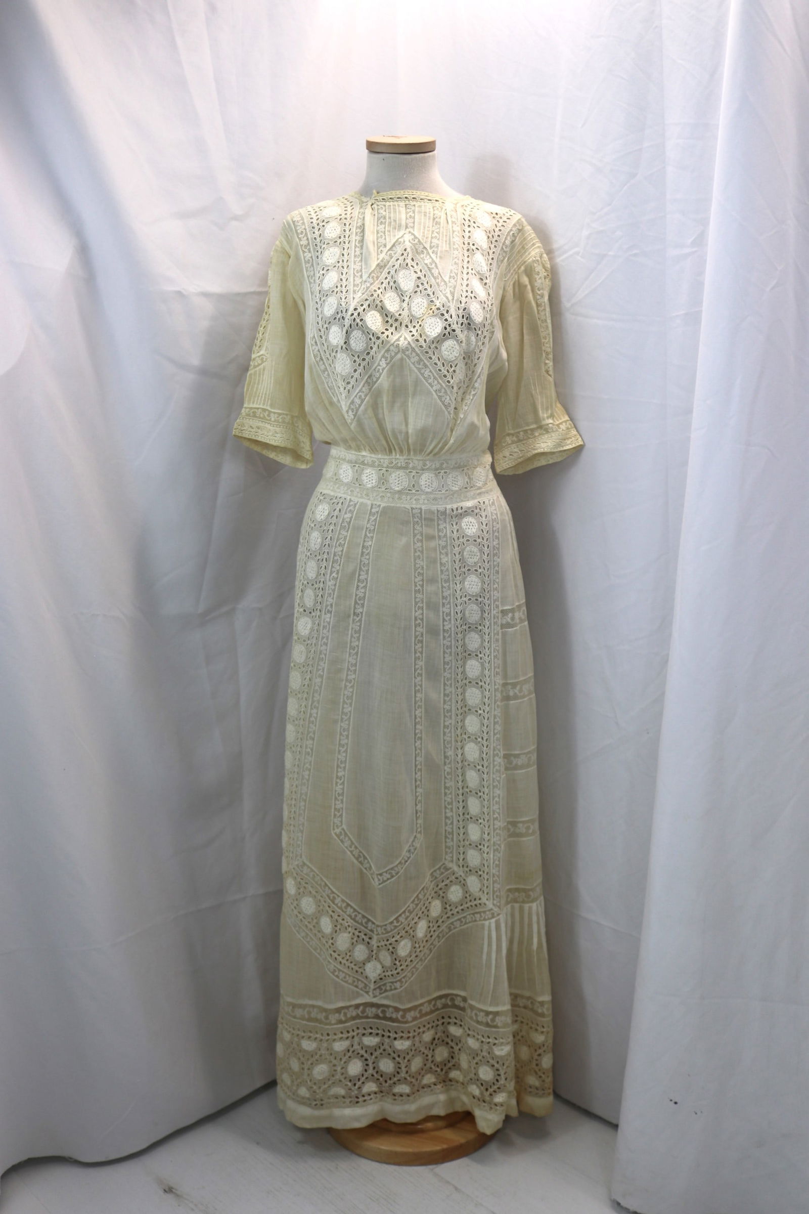 Edwardian White Linen & Lace Embroidered Tea/Garden Dress: approx. 38 bust, 26 waist, some old repairs and hole, see photo's