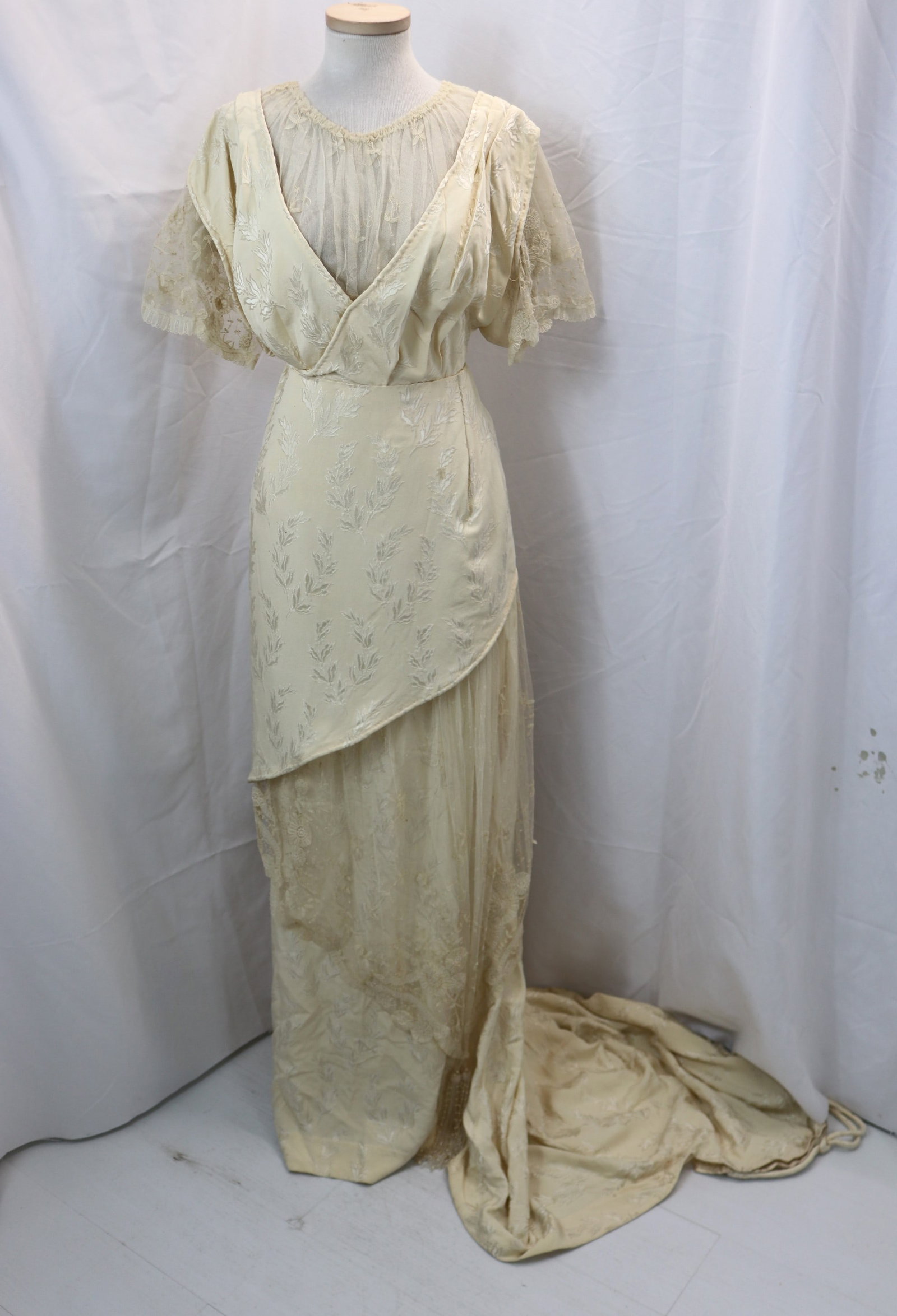 Antique Early 1800's Floral Patterned Silk & Lace Wedding Dress: approx. 28 bust, 22 waist, inside silk is frayed, see photo's