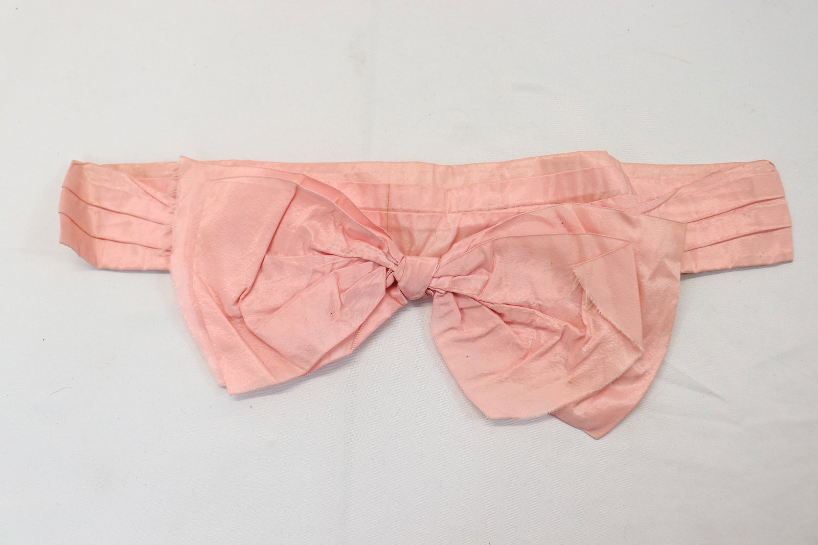 Victorian Pink Silk Satin Ribbon & Bow Collar: good condition, see photo's