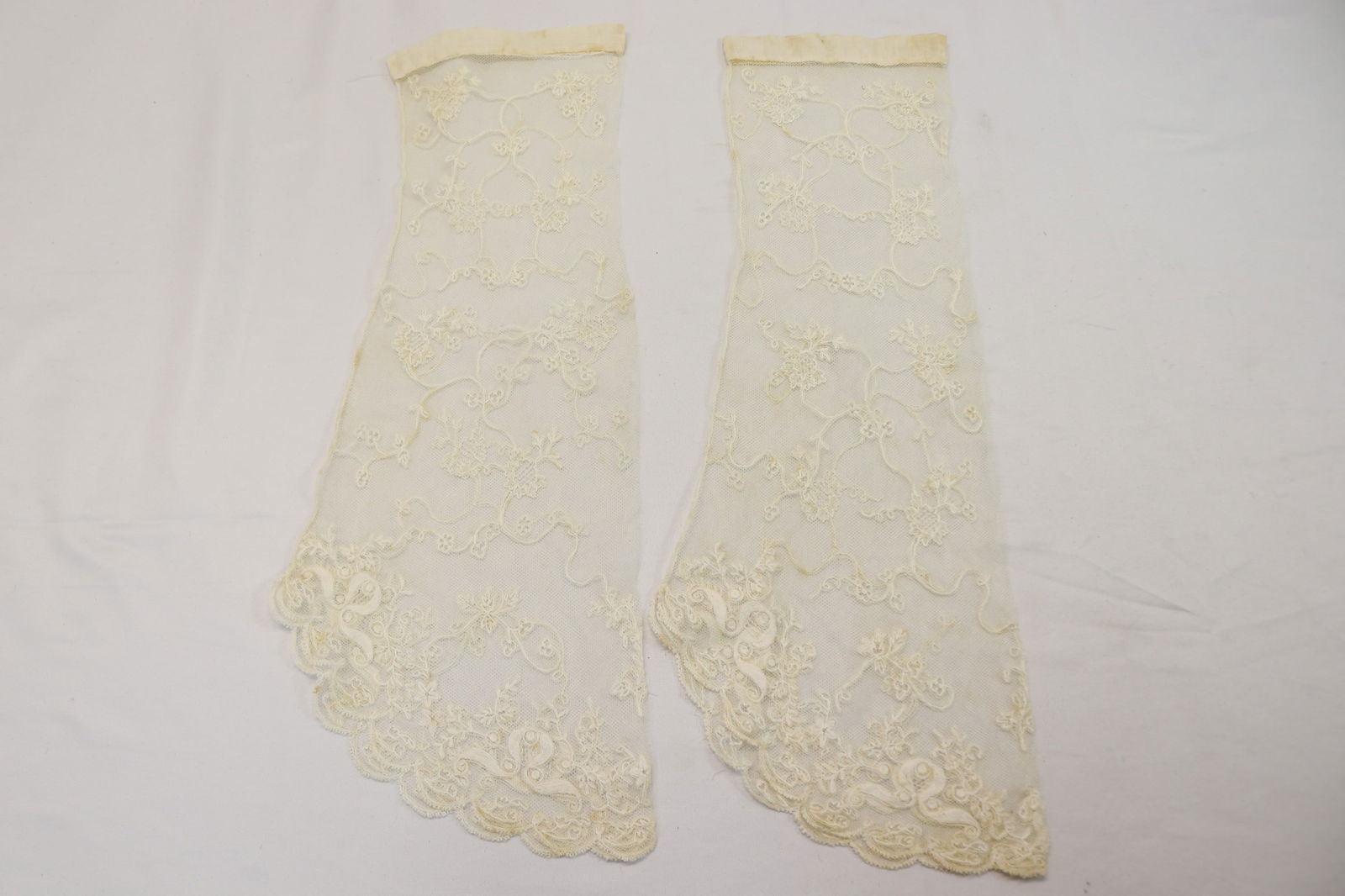 Mid 19th Century Lace & Tulle Sleeves: good condition, see photo's