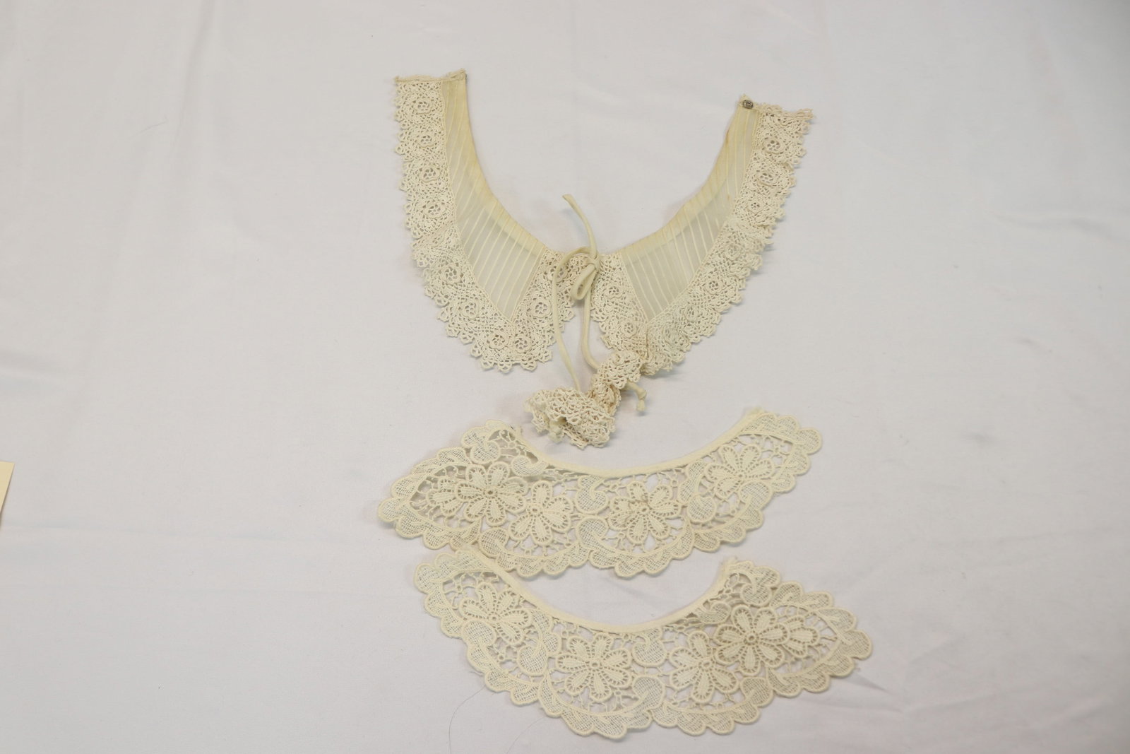 Edwardian Lace Cuffs & Irish Crochet Collar: see photo's