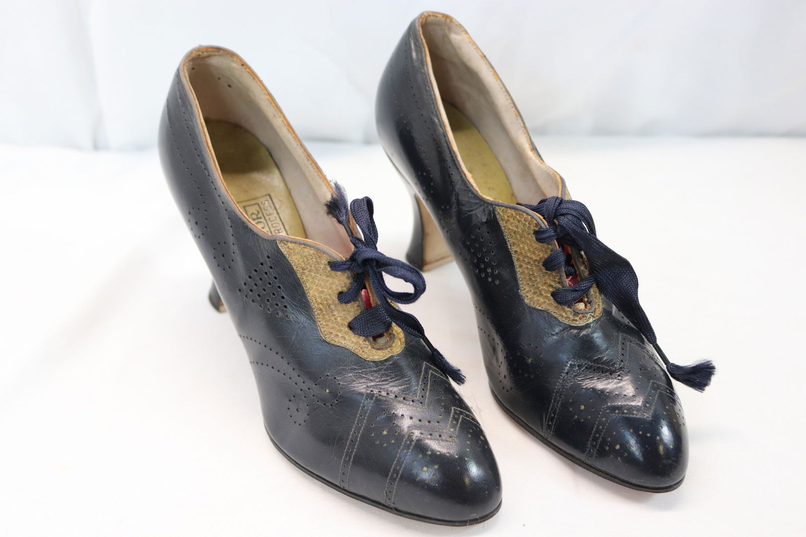 Vintage 1920's Two Tone Snake Skin & Eyelet Leather Shoes: see photo's