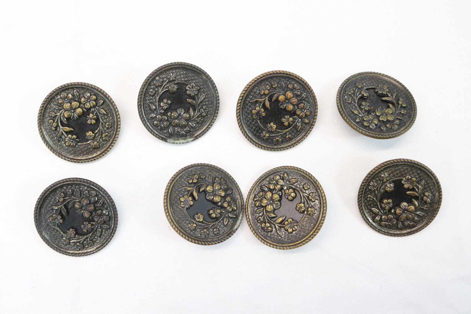 Lot of 8 Victorian Floral Picture Buttons, 1 1/2 inch: see photo's