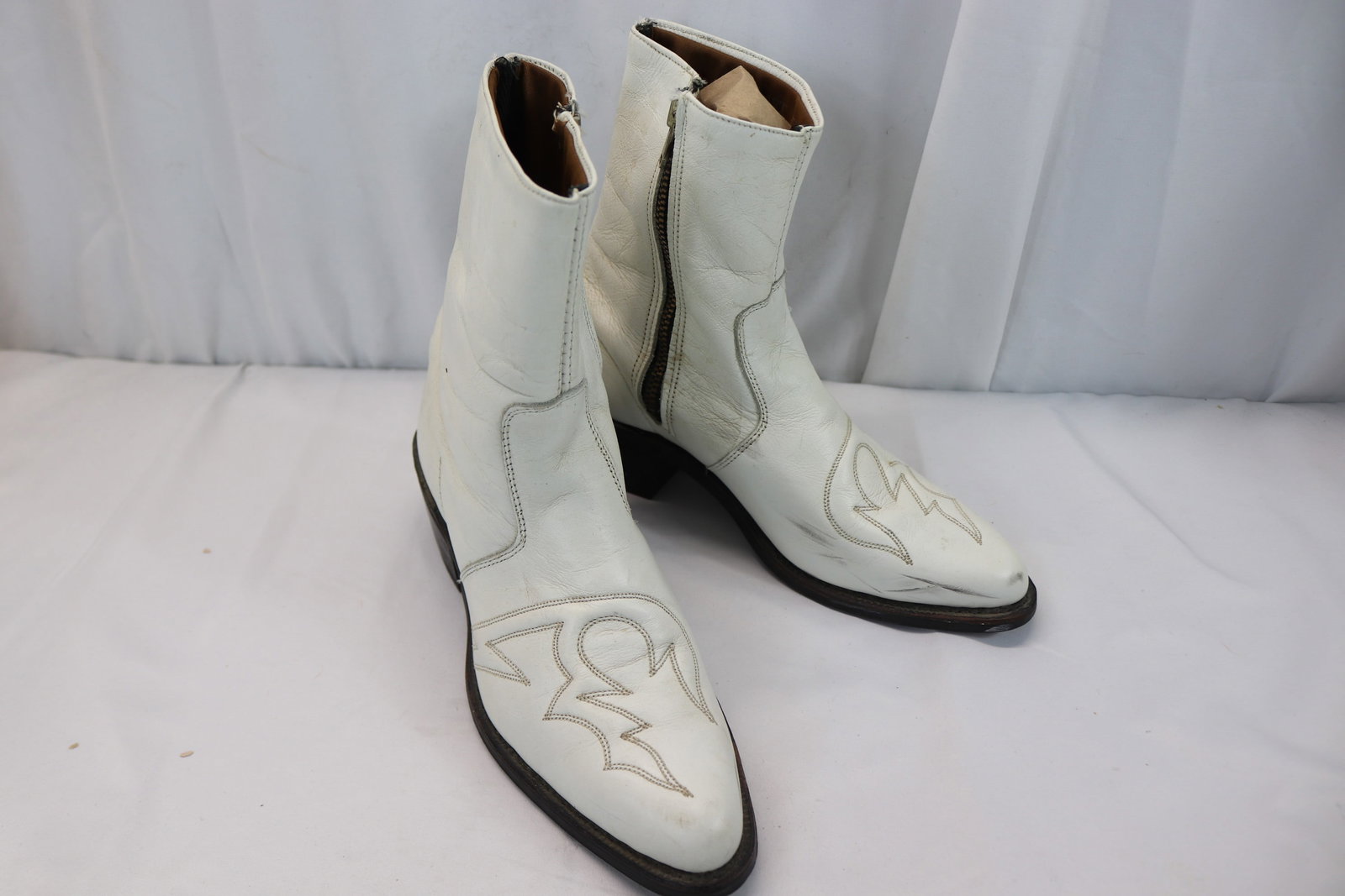 Vintage White Men's Cowboy Style Boots, by Coast Shoes, size 8D: some scuffs, see photo's
