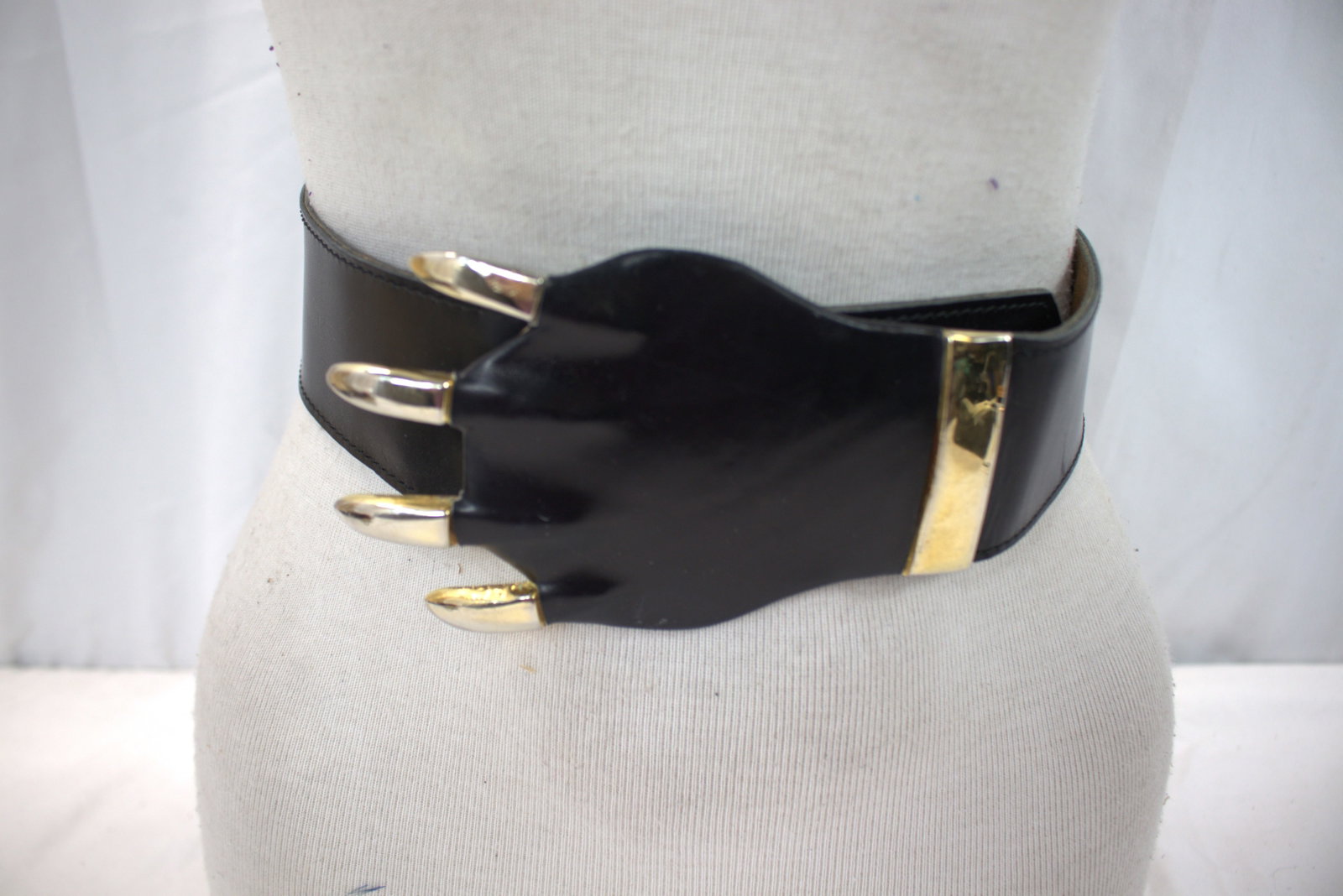 Vintage Anna Lou Bear Claw Black Leather Ladies Belt, Made in France: 27 to 30 inches, good condition, see photo's