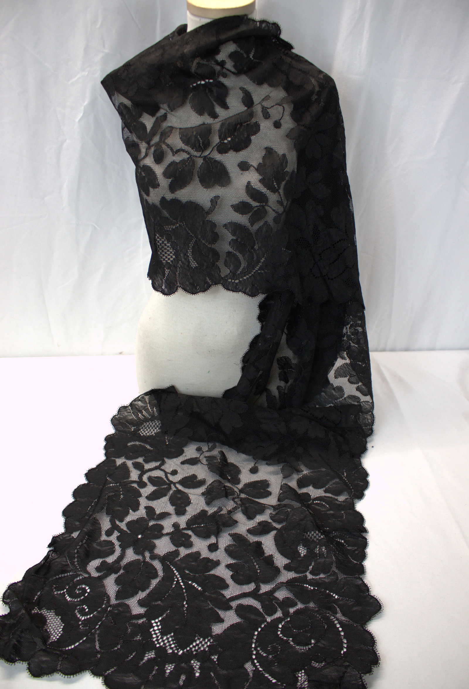 Victorian Black Lace Shawl: approx. 104 x 17, see photo's