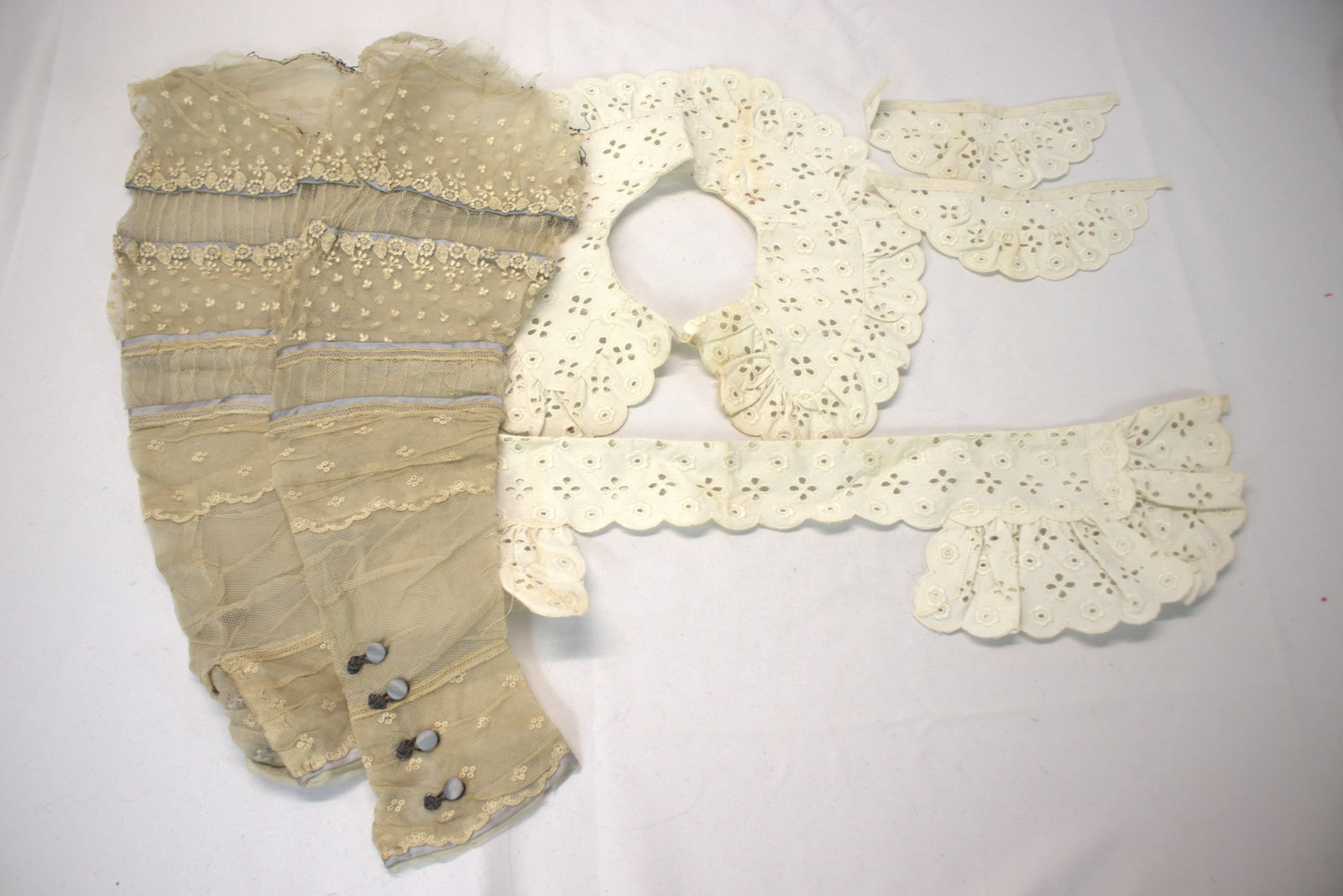 Lot of Edwardian Eyelet Collar & Cuffs & Pair of Victorian Lace Sleeves: see photo's