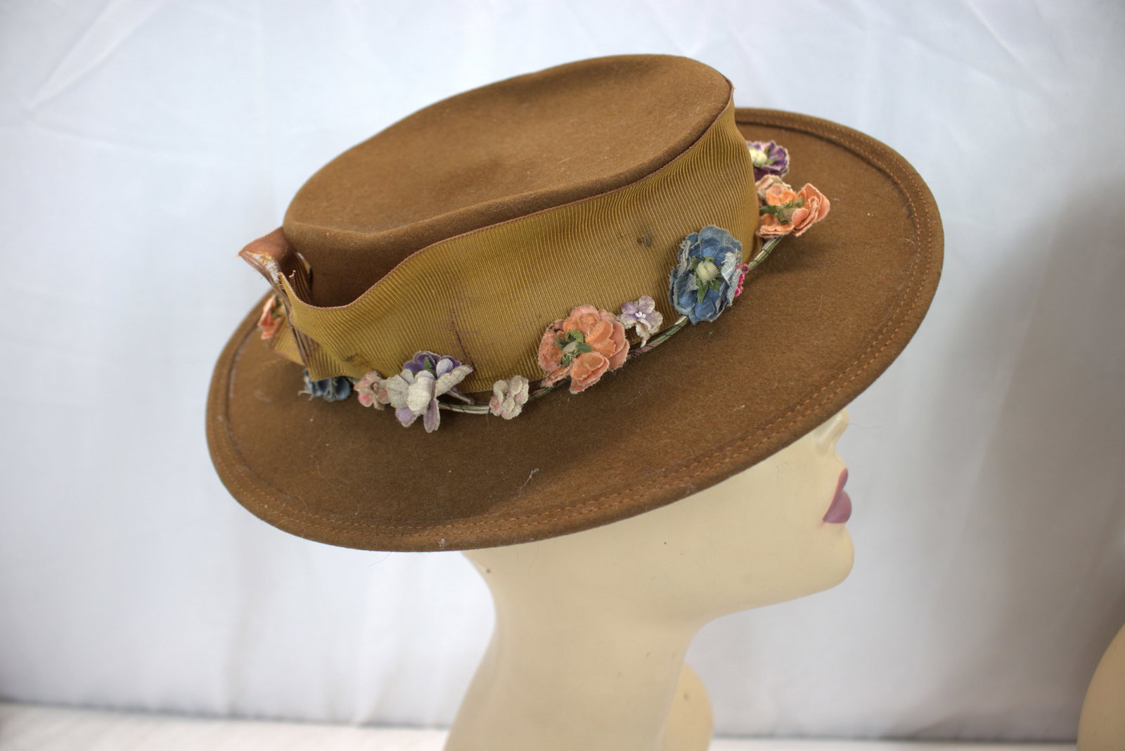 Late Victorian Brown Felt Hat with Silk Flowers Marked WK (1 of 5)