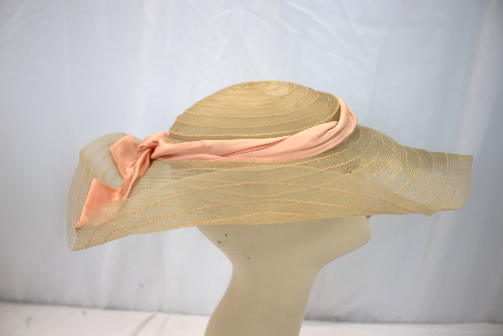 Vintage Edwardian Floppy Wide Brim Hat with Peach Silk Ribbon: fragile brim, small damage, see photo's