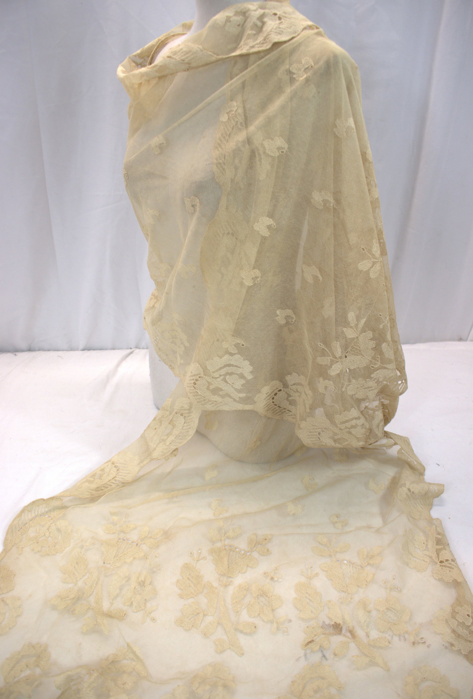 Victorian Lace Shawl: approx. 88 x 24, some dark spots, see photo's