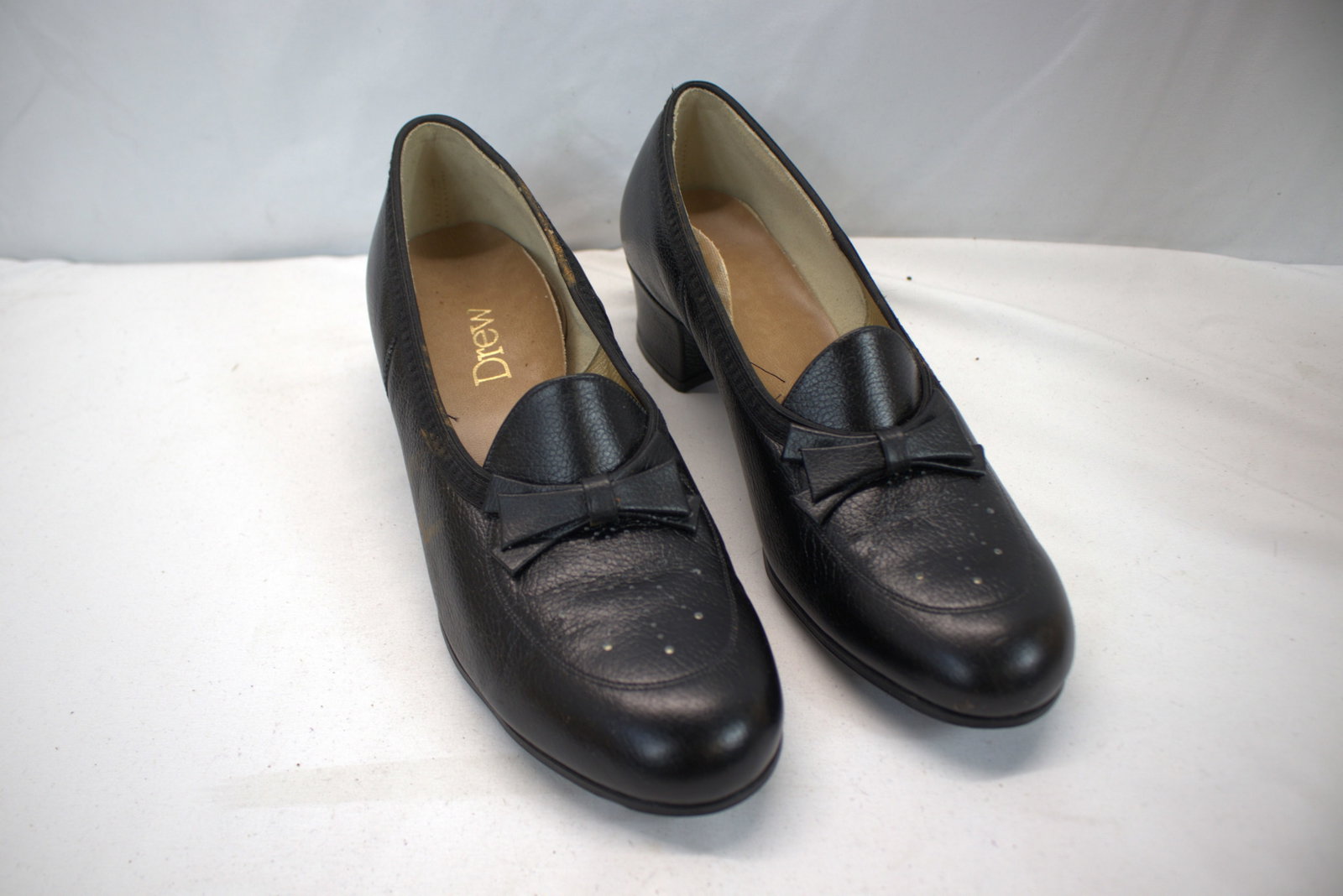 Vintage 1950's Drew Black Pumps with Bow & Punched Design Fronts: old store stock, size 9 C, see photo's