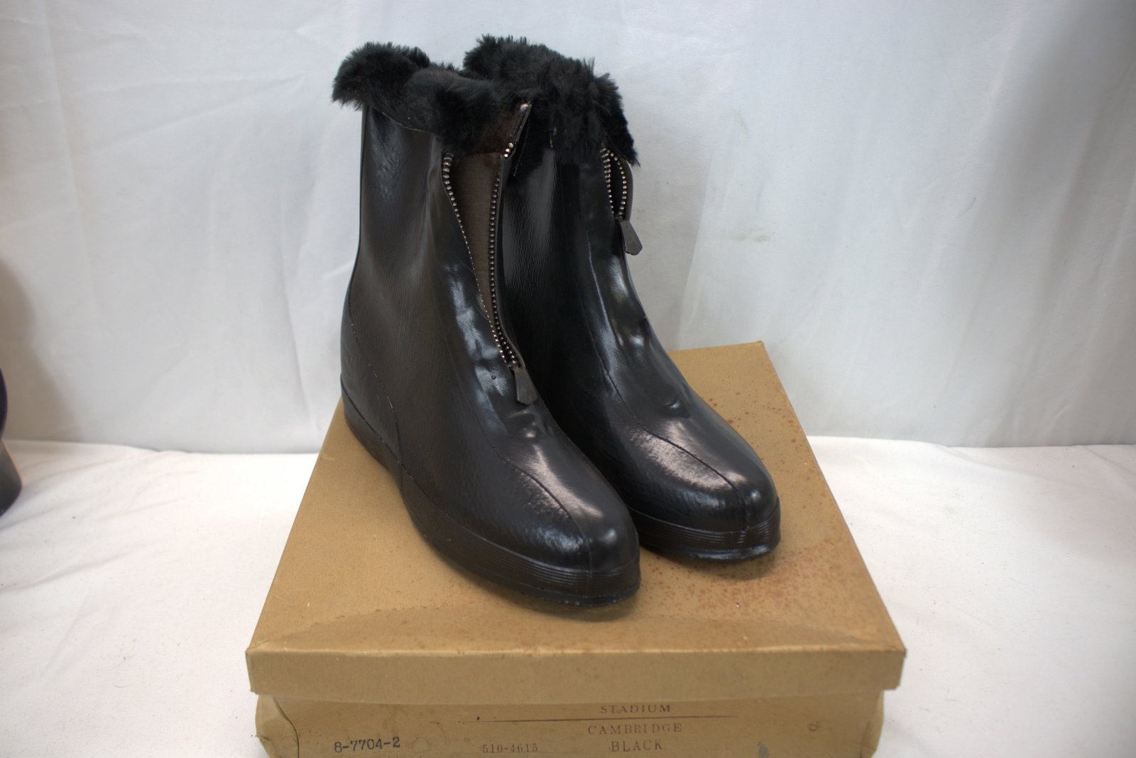 Vintage 1950's Cambridge Women's Black Rubber Boots with Fur: old store stock, in original box, size 6, see photo's
