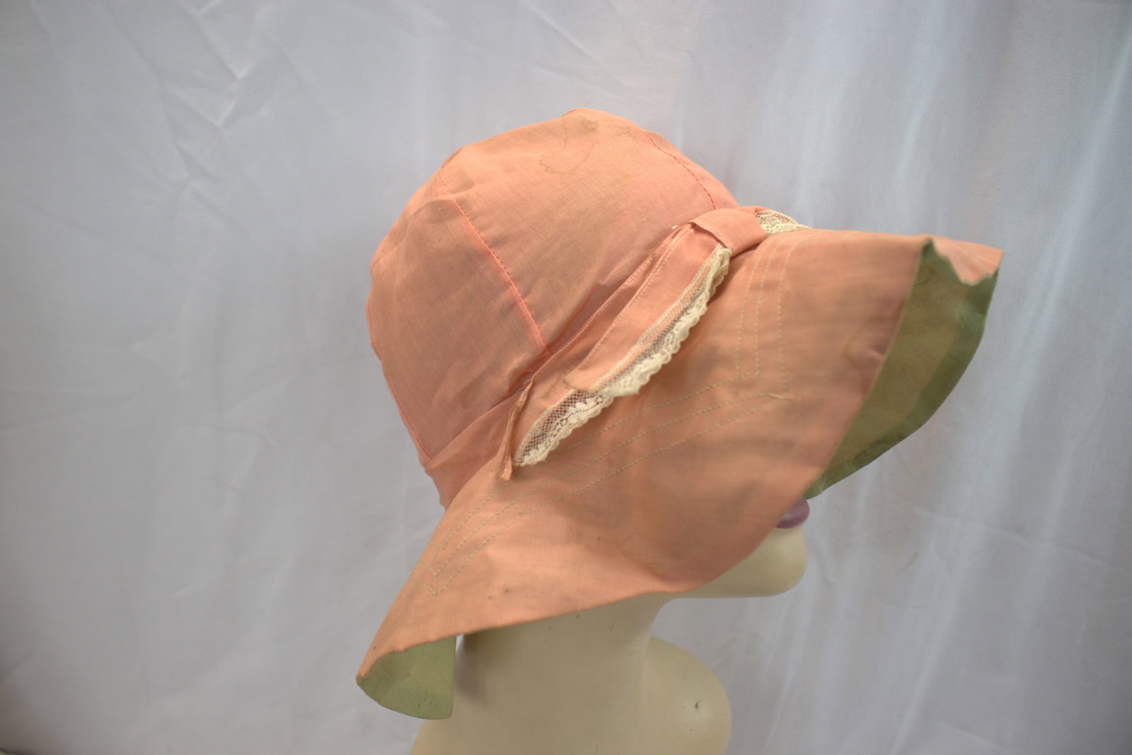 Vintage 1930's Cotton Summer Floppy Hat with Lace Bow: needs cleaning, see photo's