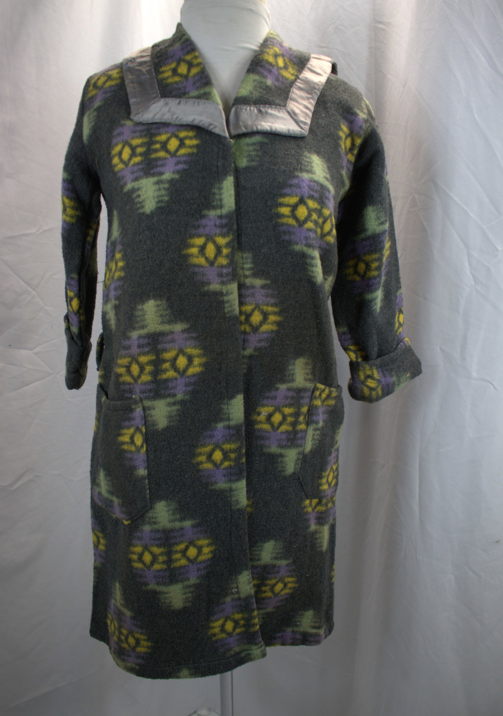Vintage 1920's Childs Abstract Blanket Fabric Robe: approx. 34 bust & Waist, Silk Binding is fraying, see photo's