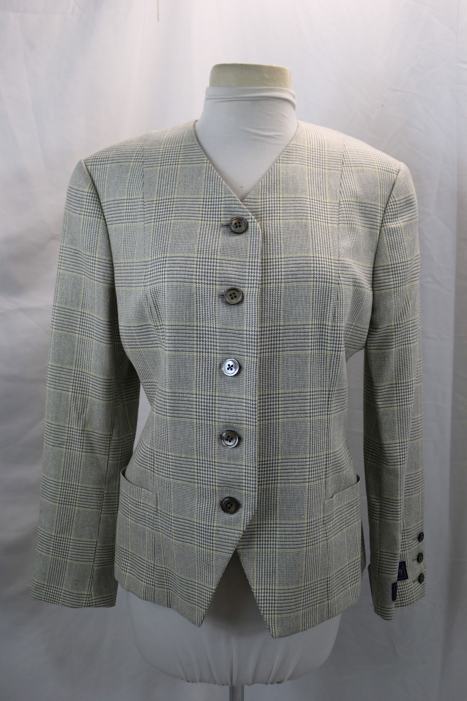 Vintage 1980's Burberrys' Grey Plaid Ladies Suit Jacket: approx. 40 bust, 34 waist, good condition, see photo's