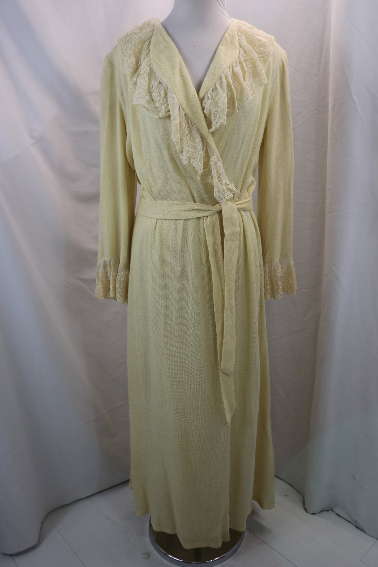 Vintage 1930/40's Cream Wool Wrap Robe with Lace Trim: approx. 40 bust, 34 waist, has some holes, see photo's