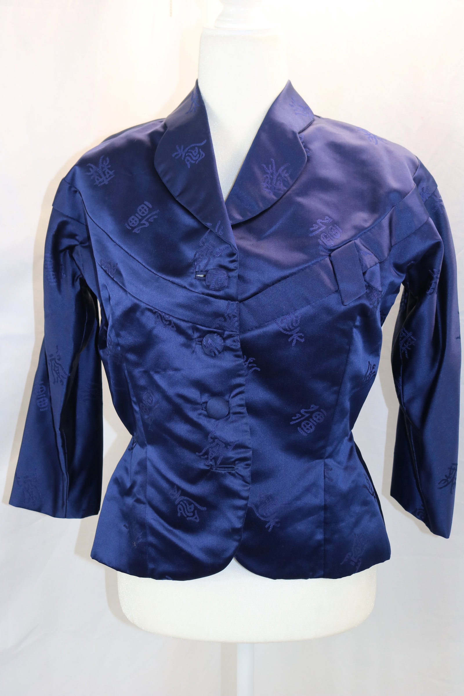 Vintage 1940/50's Blue Asian Print Jacket: approx. 38 bust, 30 waist, 2 missing buttons, see photo's