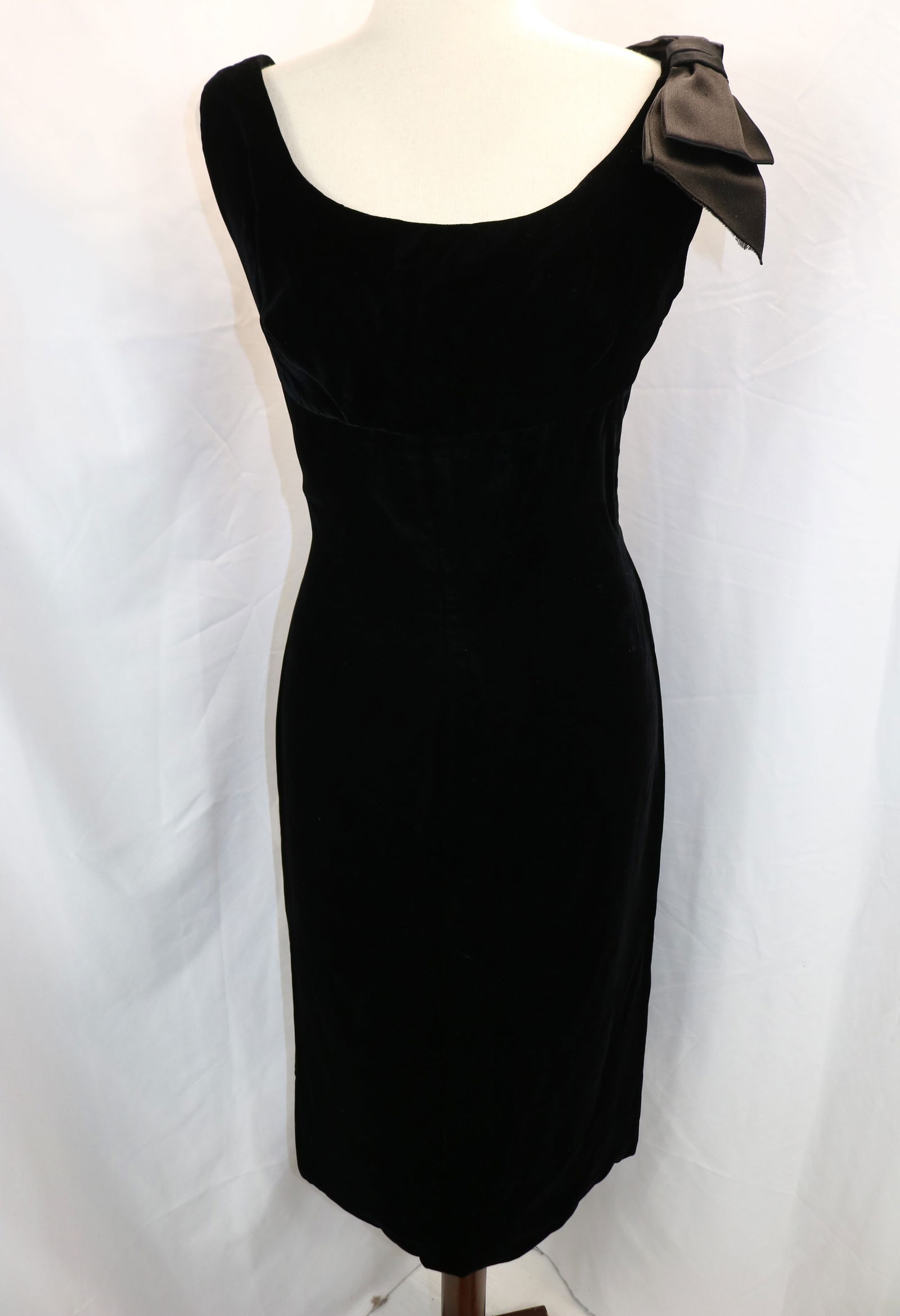 Vintage 1950's Suzy Perette Black Rayon Velvet Sleeveless Sheath Cocktail Dress: approx. 36 bust, 30 waist, good condition, see photo's