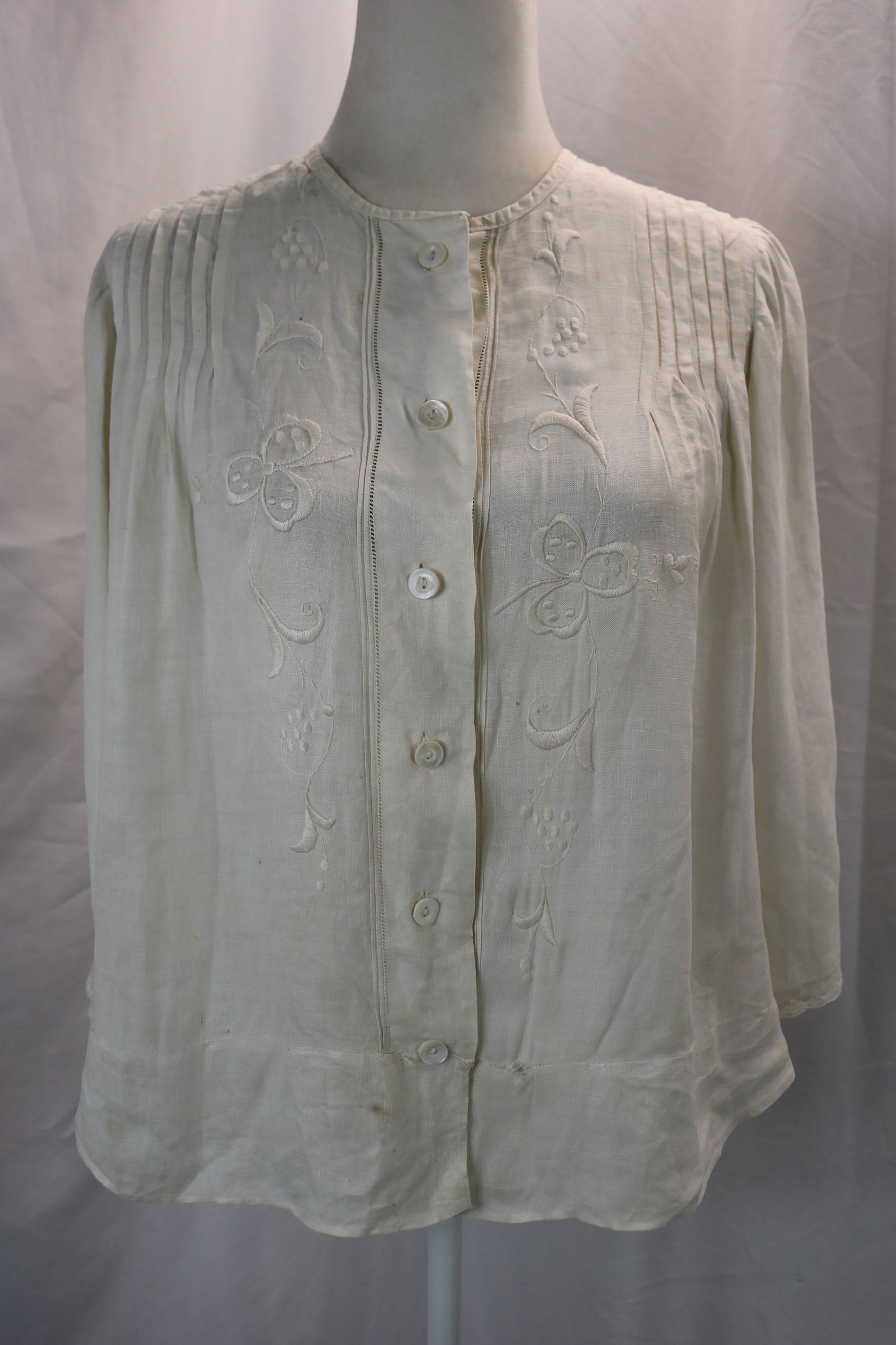 Antique 1880's White Linen Bodice with Floral Satin Stitch Embroidery & Pulled Threadwork (1 of 9)